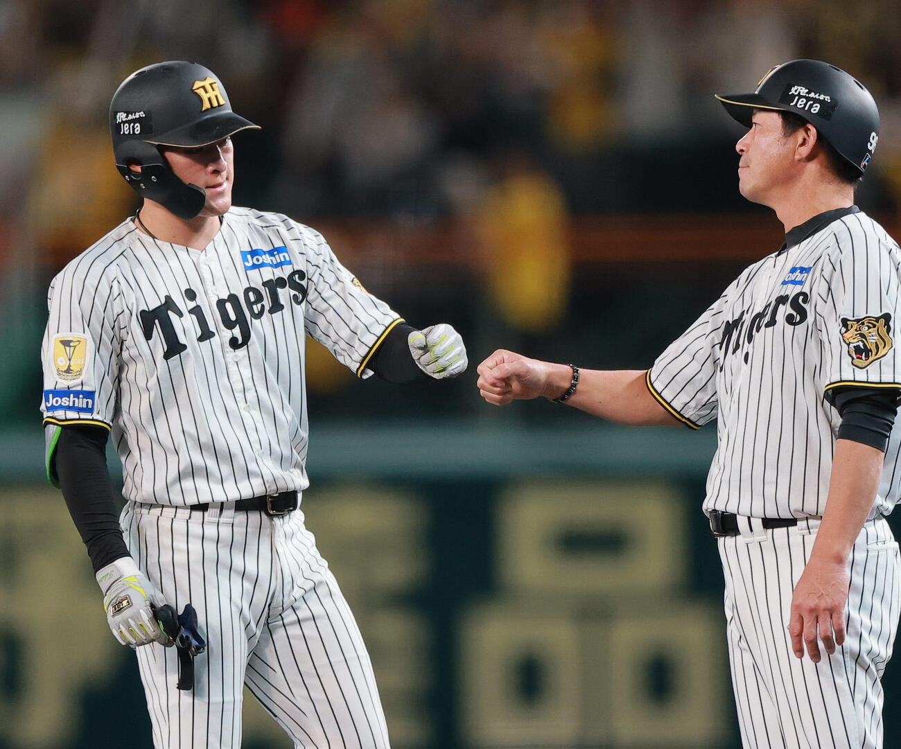 阪神対DeNA 7回裏阪神2死一塁、高寺望夢（左）は中前打を放ち筒井壮外野守備兼走塁チーフコーチとタッチをかわす（撮影・上山淳一）
