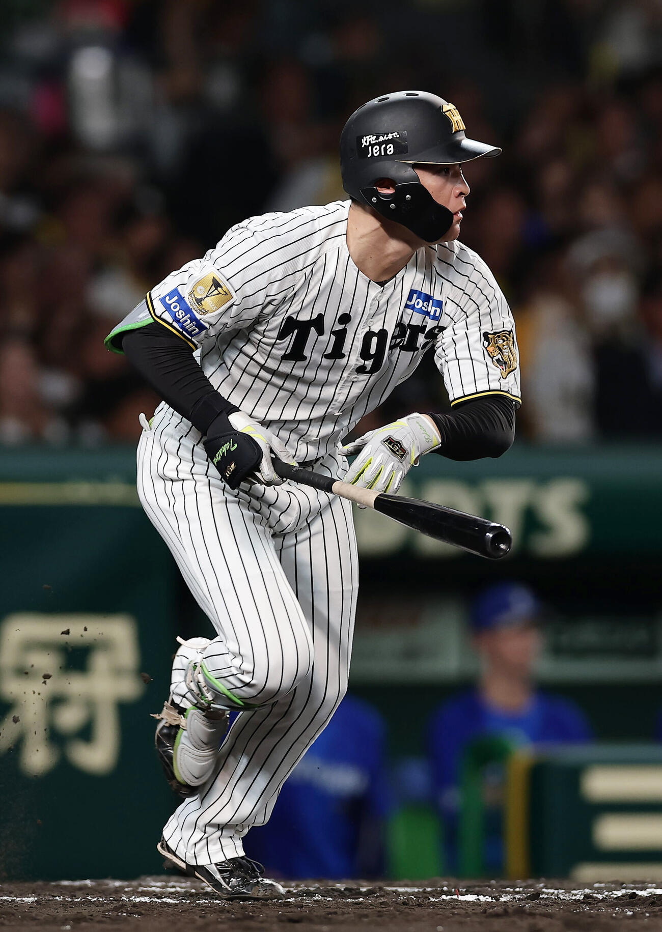 阪神対DeNA 7回裏阪神2死一塁、中前打を放つ高寺望夢（撮影・前田充）