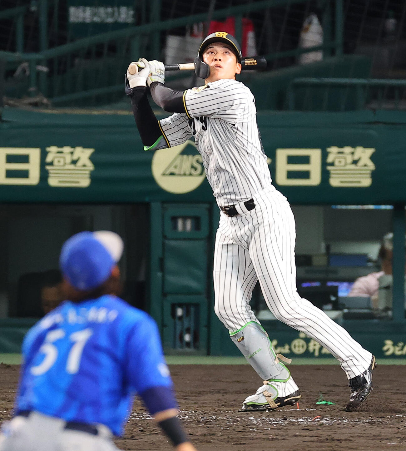 阪神対DeNA 5回裏阪神無死、高寺望夢は左邪飛に倒れる（撮影・上田博志）