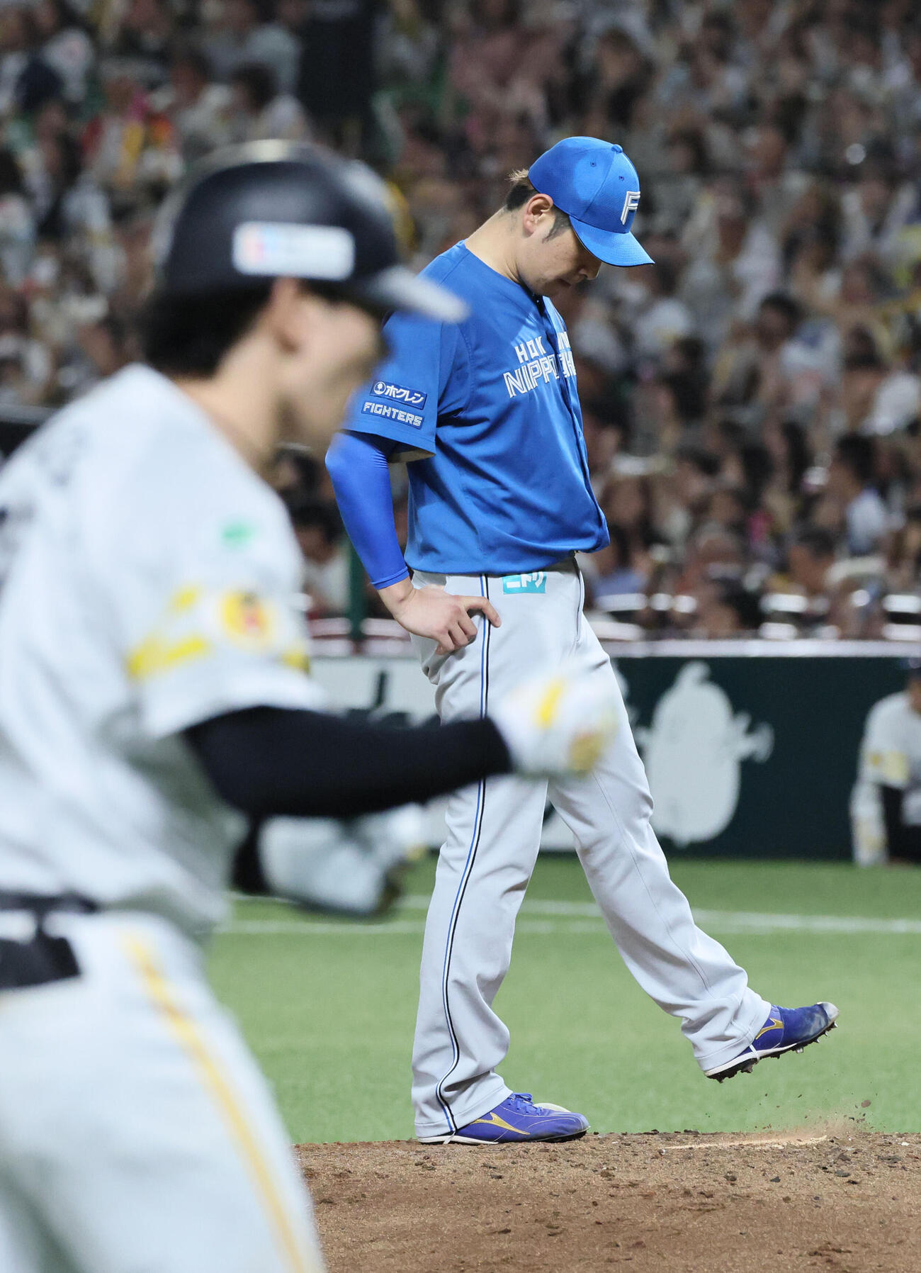 ソフトバンク対日本ハム　5回裏ソフトバンク1死二塁、正木智也に逆転の左中間越え2点本塁打を浴びた加藤貴之（撮影・加藤孝規）