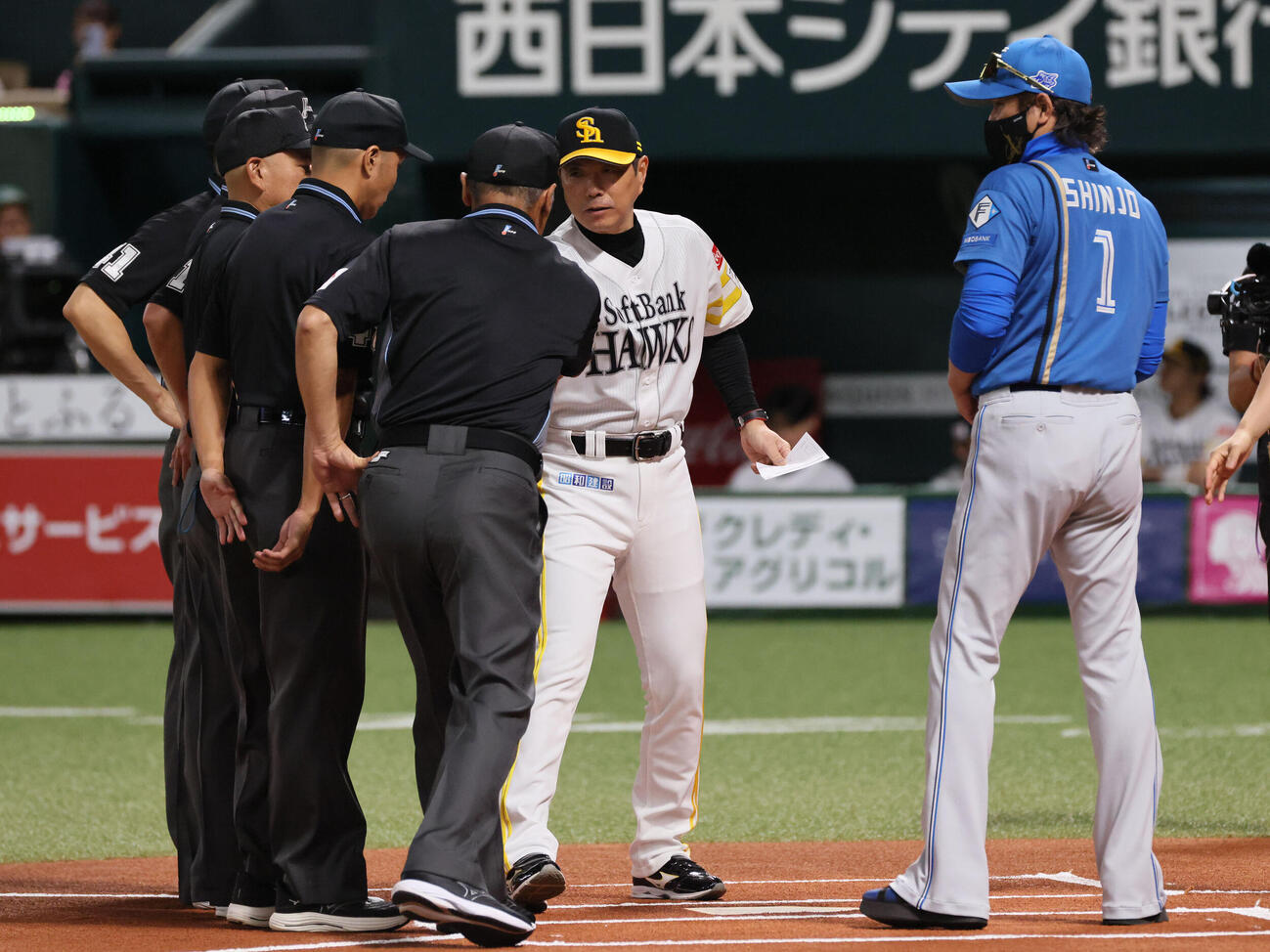 ソフトバンク対日本ハム　メンバー表交換するソフトバンク小久保裕紀監督と日本ハム新庄剛志監督　.................（撮影・加藤孝規）