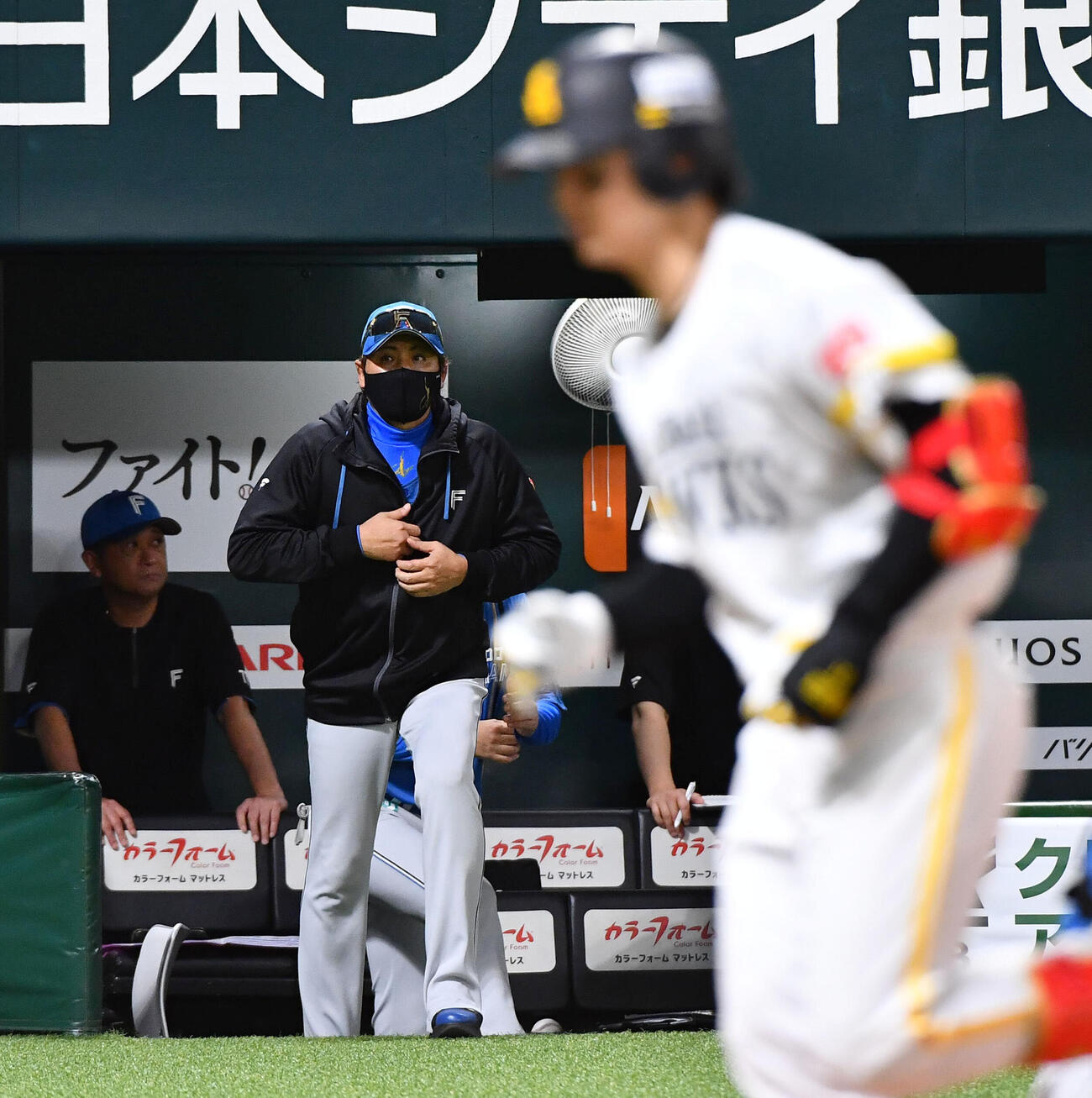 ソフトバンク対日本ハム　5回裏ソフトバンク1死二塁、正木智也（右）に逆転の2点本塁打を打たれ、投手の交代に向かう新庄剛志監督（撮影・岩下翔太）