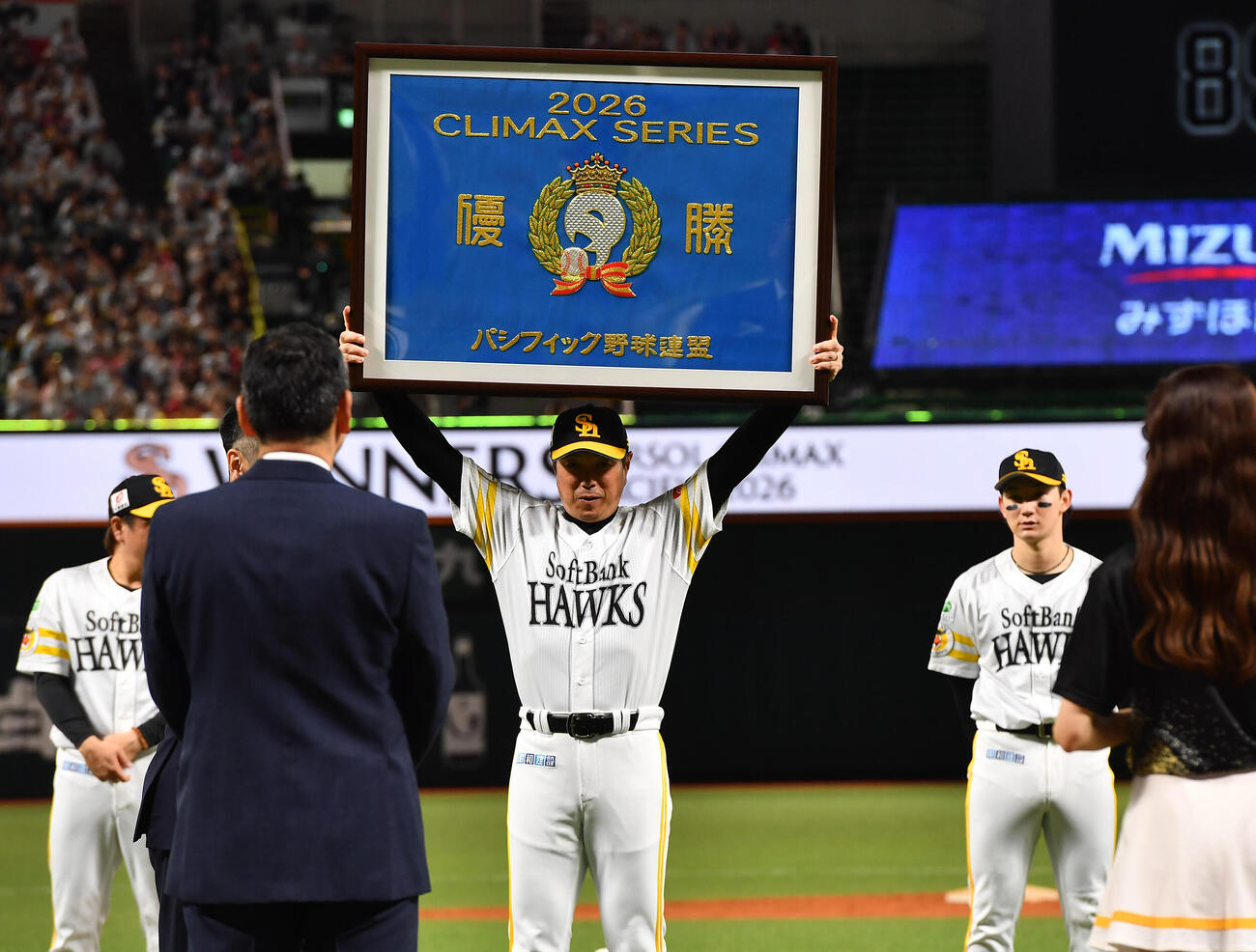 日本シリーズ進出を決め、パ・クライマックスシリーズ優勝の記念額を掲げるソフトバンク小久保裕紀監督（撮影・岩下翔太）