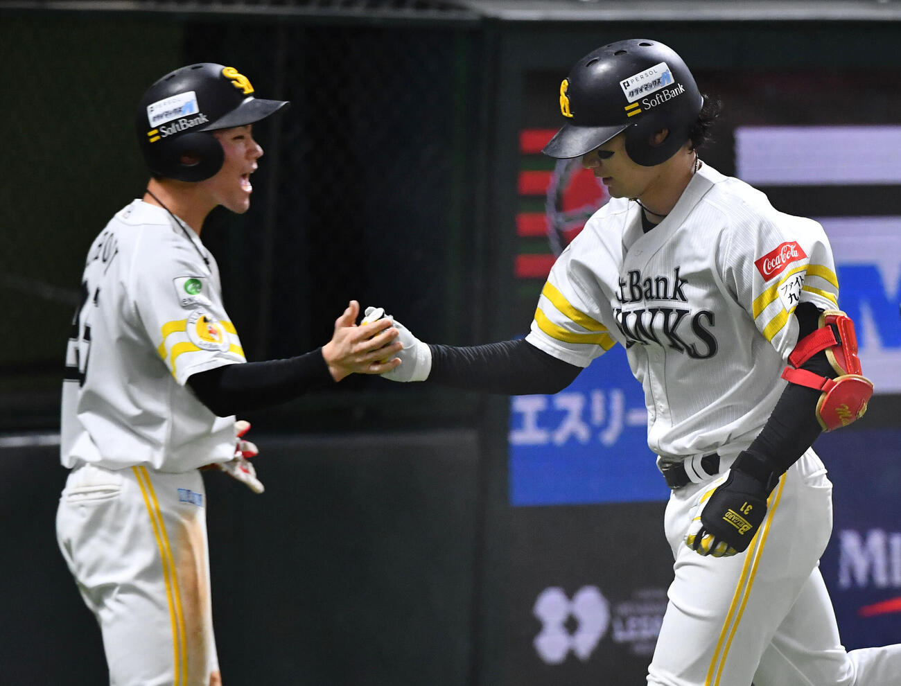 ソフトバンク対日本ハム　5回裏ソフトバンク1死二塁、左中間へ逆転の2点本塁打を放った正木智也（右）は庄子雄大とタッチを交わす（撮影・岩下翔太）