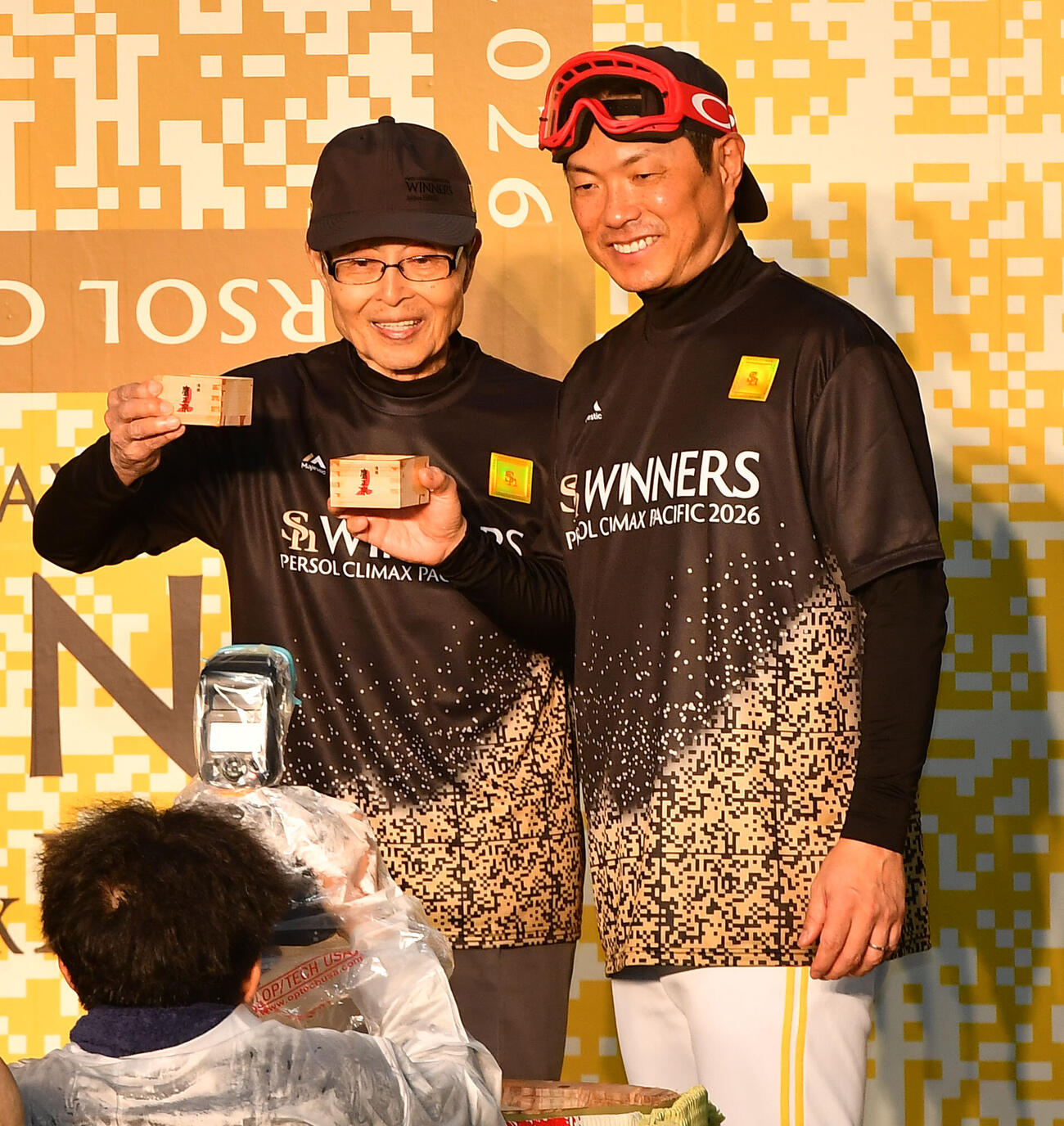 祝勝会で笑顔で写真に納まるソフトバンク王貞治球団会長兼特別チームアドバイザー（左）と小久保裕紀監督（撮影・岩下翔太）
