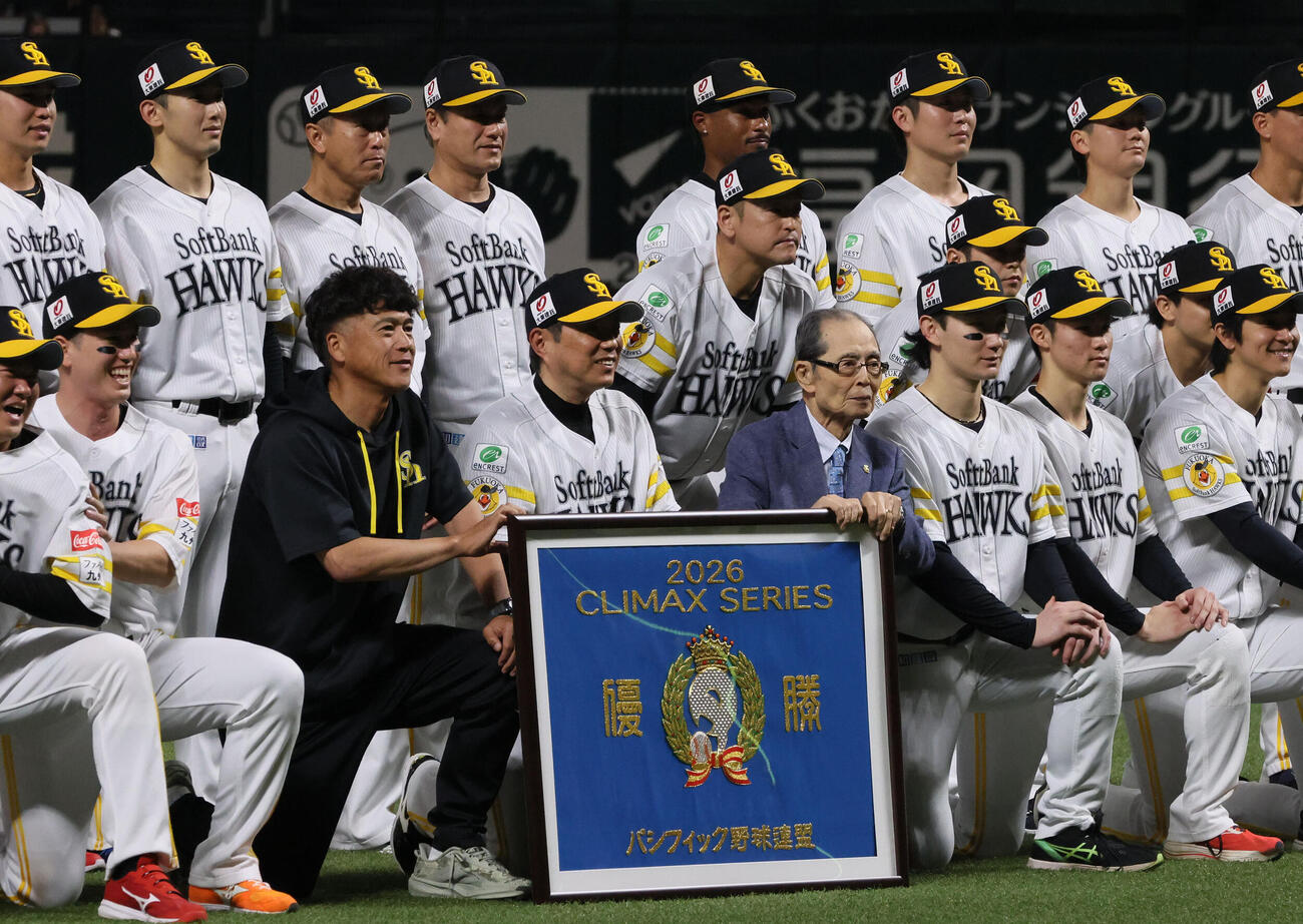 ソフトバンク対日本ハム　記念写真におさまる小久保裕紀監督（中央左）と王貞治会長（中央右）ら（撮影・加藤孝規）