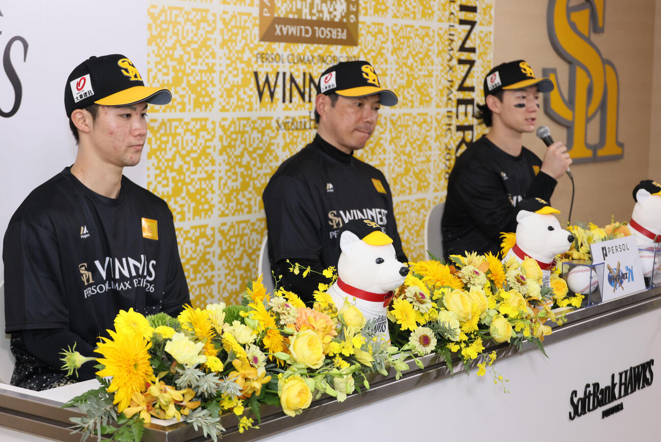 ソフトバンク対日本ハム　会見する左から庄司雄大、小久保裕紀監督、正木智也（撮影・加藤孝規）