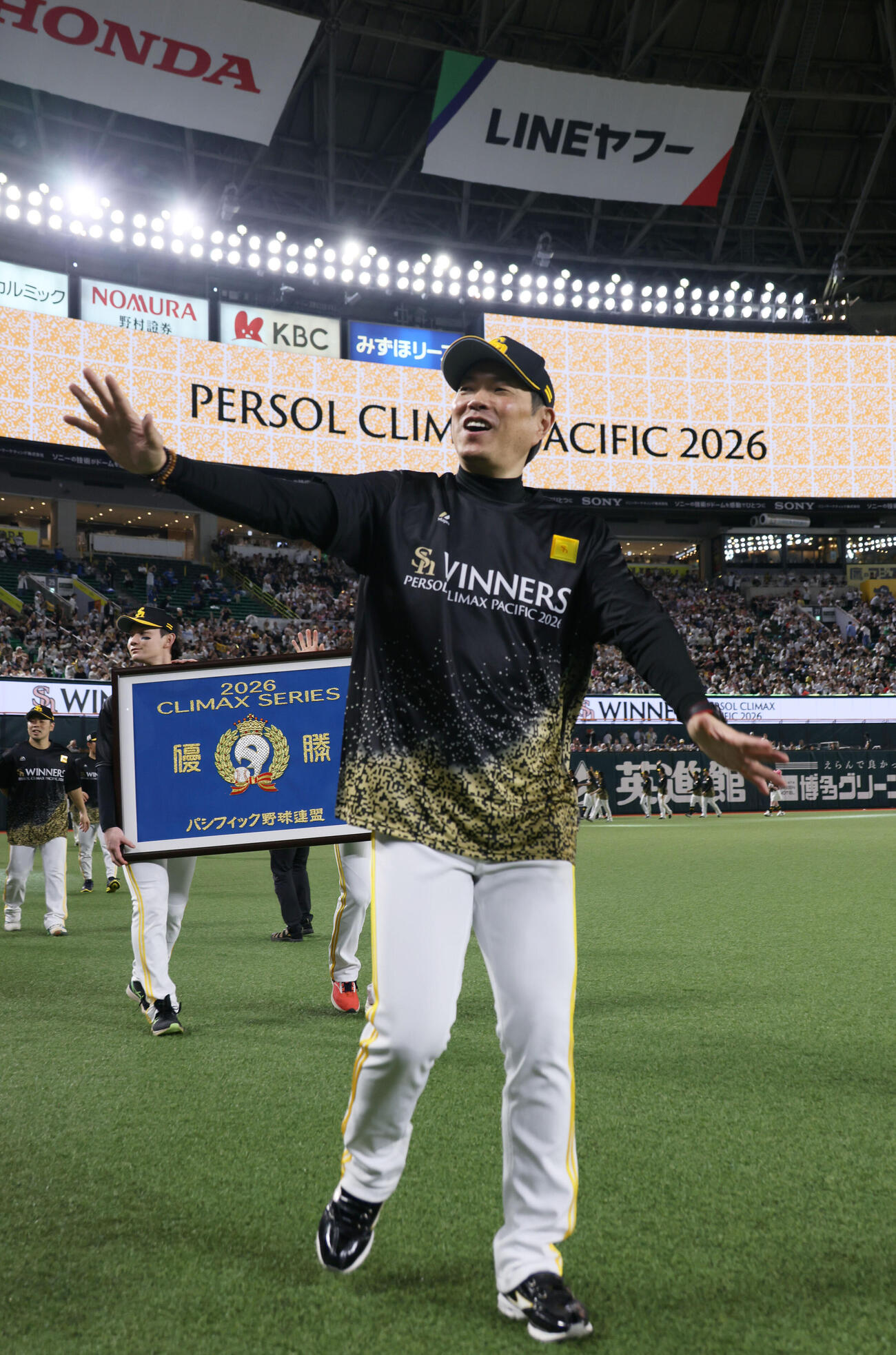 ソフトバンク対日本ハム　場内1周する小久保裕紀監督ら（撮影・加藤孝規）