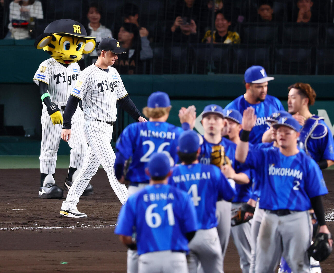 阪神対DeNA DeNAに3連敗し口を真一文字にしてグラウンドへ出る阪神藤川球児監督（撮影・加藤哉）
