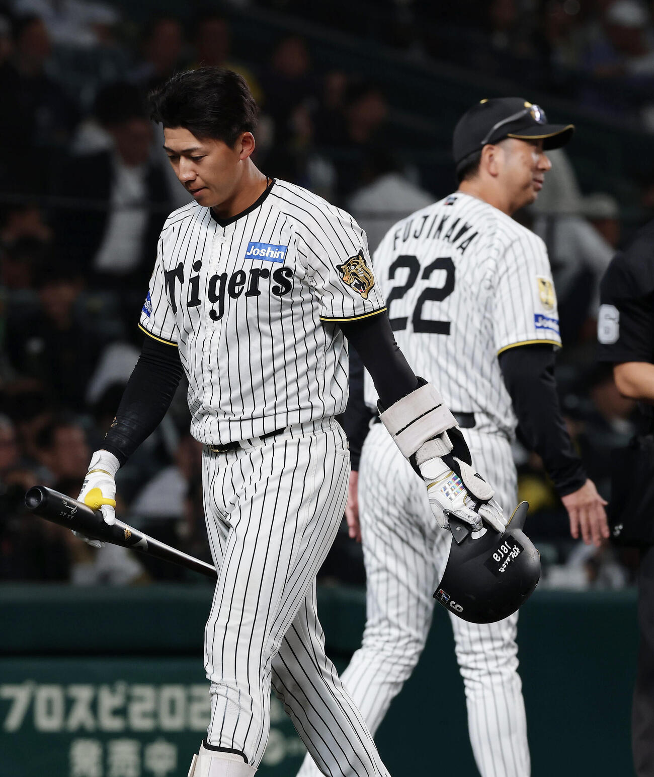 阪神対DeNA 8回裏阪神2死、空振り三振に倒れベンチへ戻る立石正広。右は藤川球児監督（撮影・前田充）