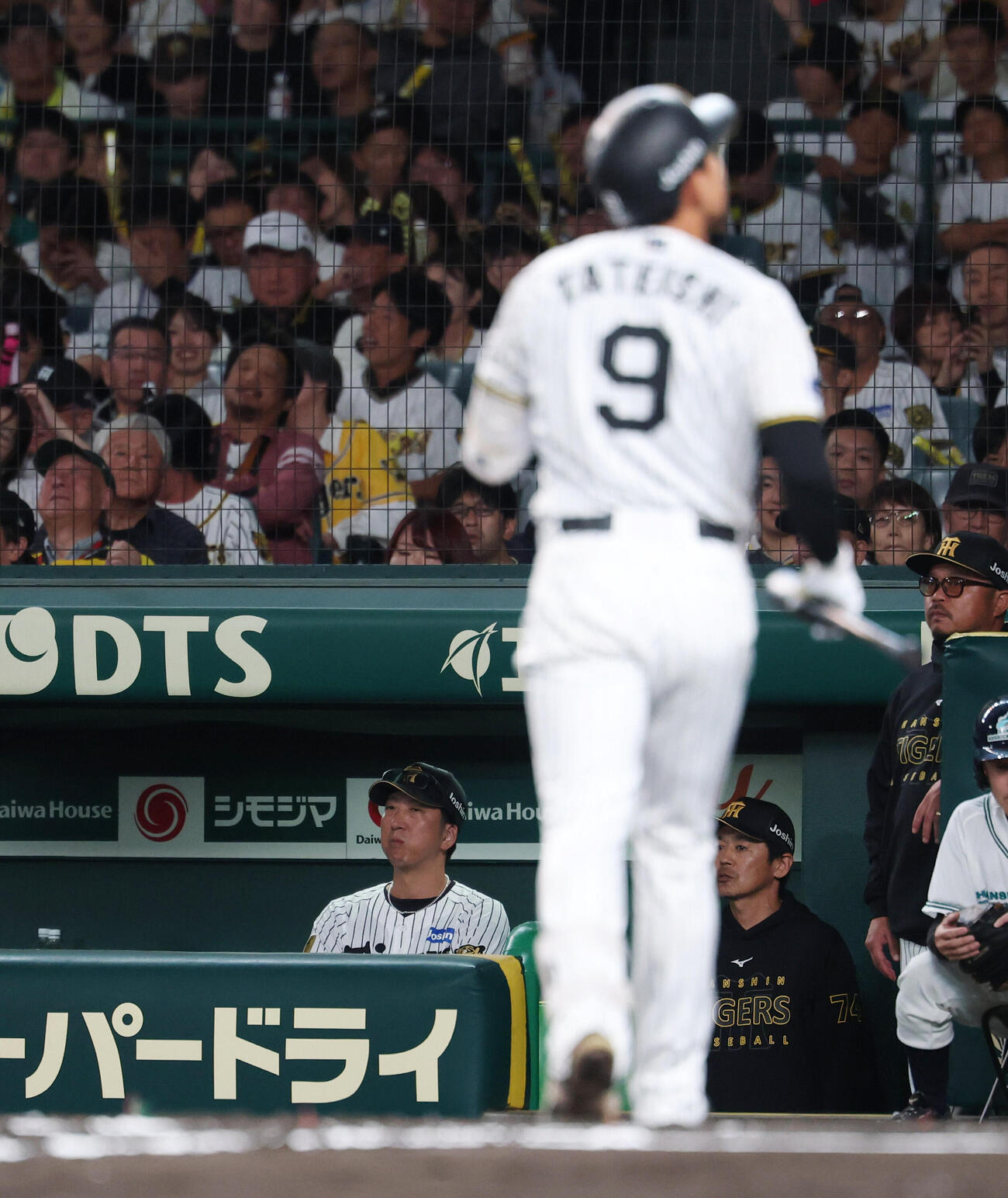 阪神対DeNA 6回裏阪神1死、空振り三振に倒れた立石正広を見つめる藤川球児監督（撮影・増田悦実）