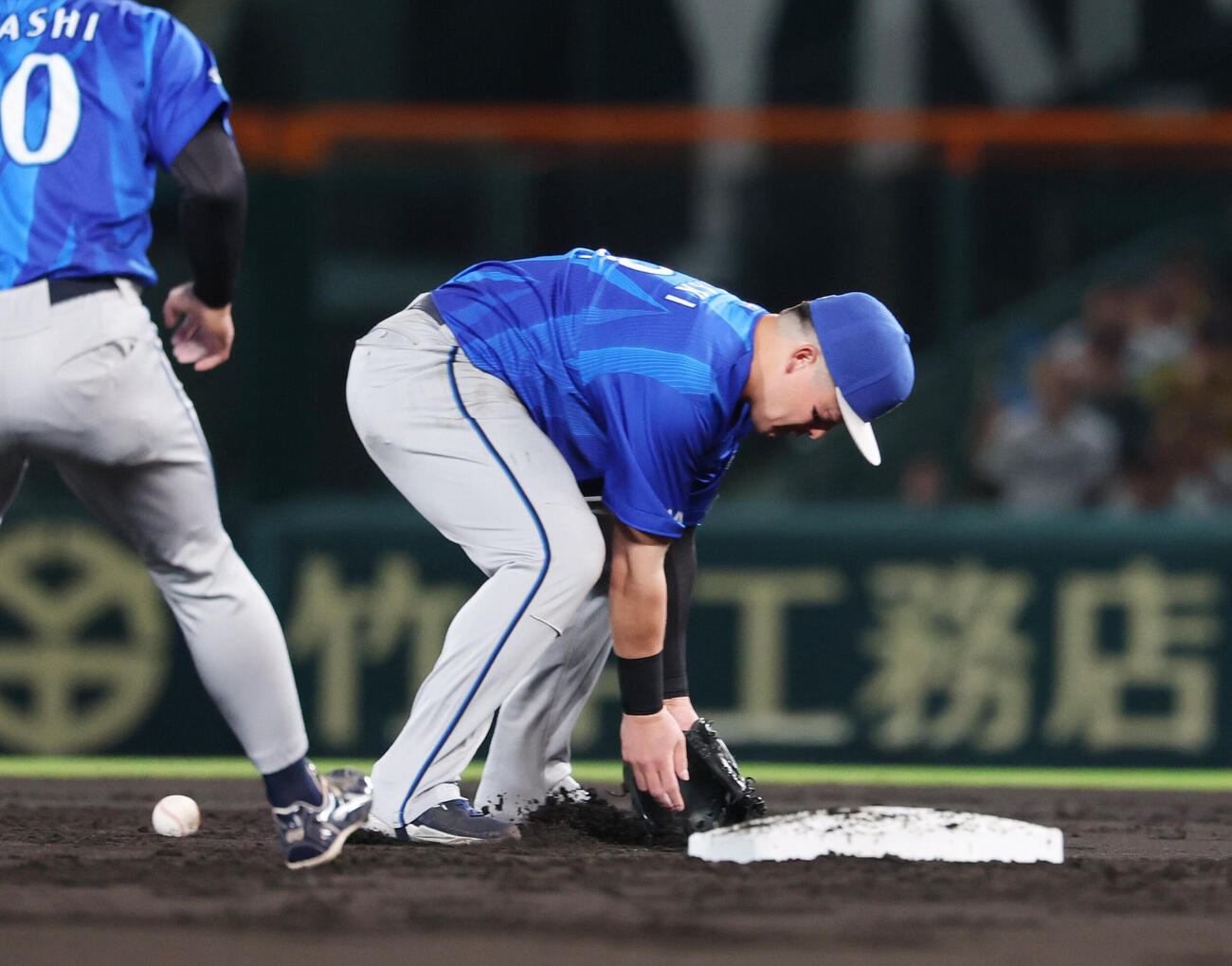阪神対DeNA 1回裏阪神1死一塁、近本光司の打球を失策する牧秀悟（撮影・増田悦実）