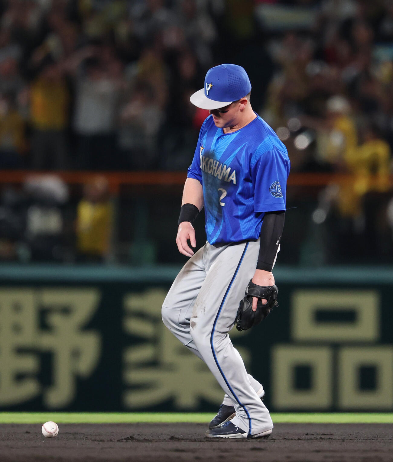 阪神対DeNA 1回裏阪神1死一塁、近本光司の打球を失策する牧秀悟（撮影・増田悦実）