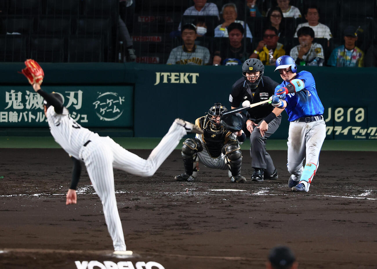 阪神対DeNA 3回表DeNA1死一塁、牧秀悟は左越えに二塁打を放つ。投手才木浩人（撮影・加藤哉）