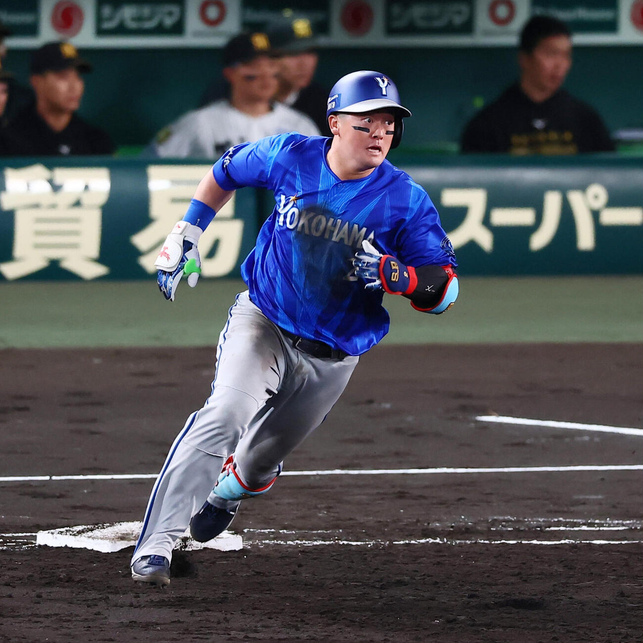 阪神対DeNA 3回表DeNA1死一塁、牧秀悟は左越え二塁打を放つ（撮影・加藤哉）