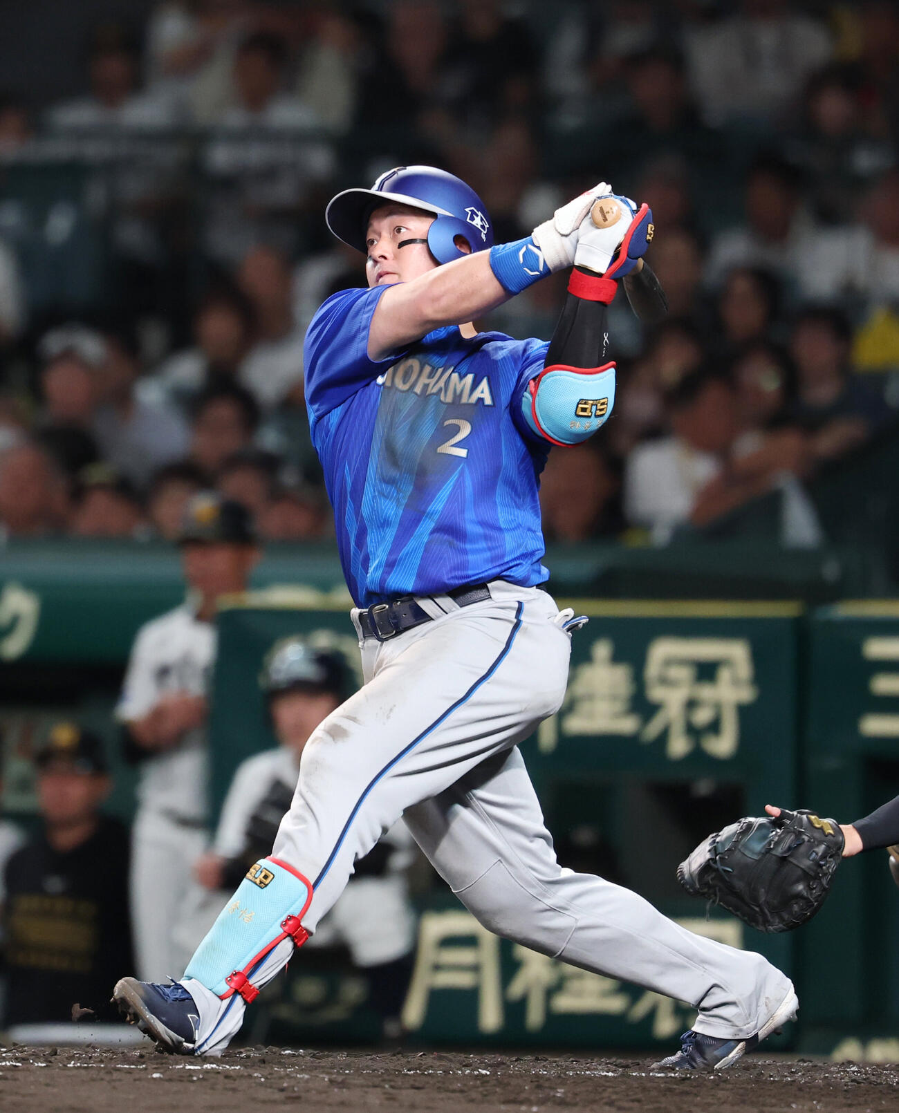 阪神対DeNA 3回表DeNA1死一塁、二塁打を放つ牧秀悟（撮影・増田悦実）