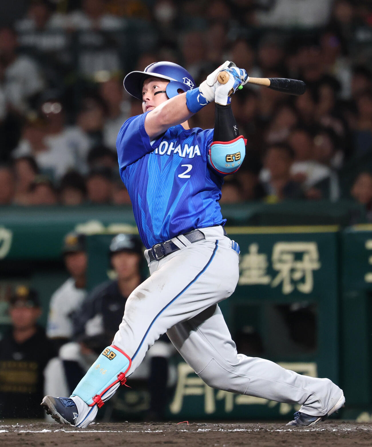 阪神対DeNA 8回表DeNA無死、本塁打を放つ牧秀悟（撮影・増田悦実）