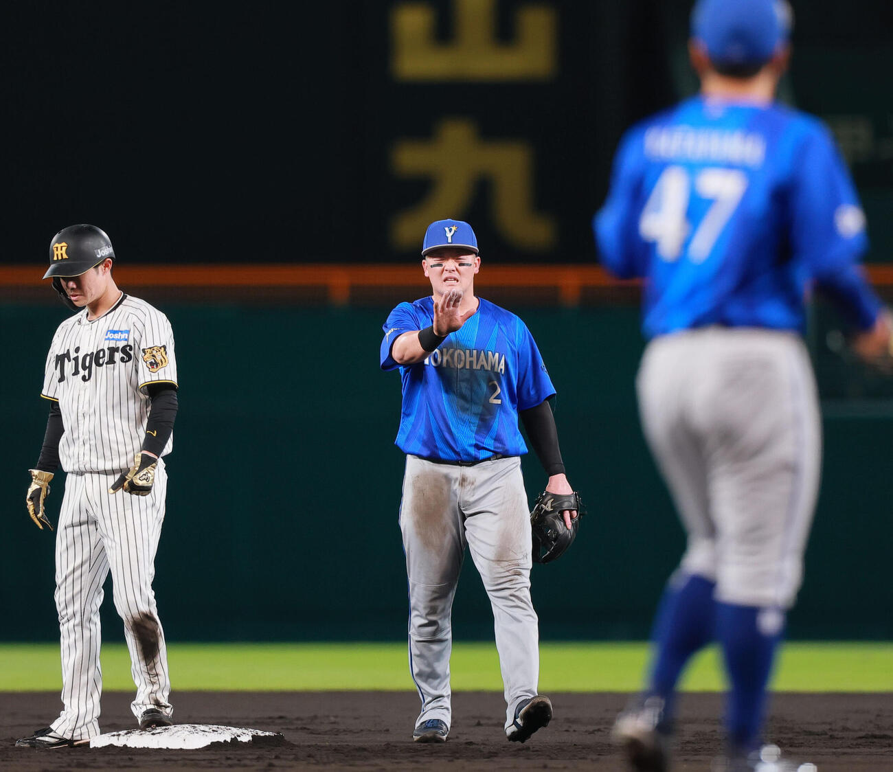 阪神対DeNA 1回裏阪神1死一塁、牧秀悟（中央）は近本光司の二ゴロをファンブルする（撮影・上山淳一）