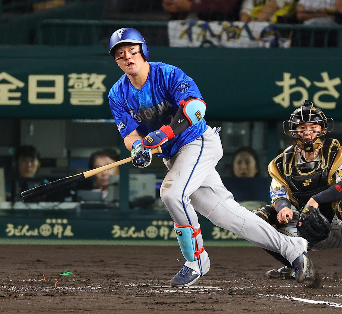 阪神対DeNA 3回表DeNA1死一塁、牧秀悟は二塁打を放つ（撮影・上田博志）