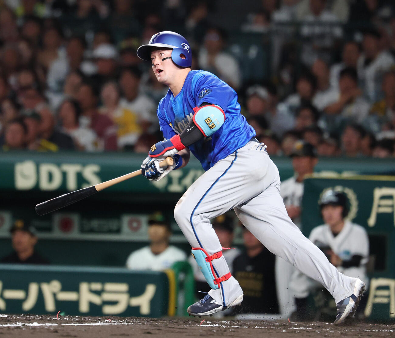 阪神対DeNA 3回表DeNA1死一塁、二塁打を放つ牧秀悟（撮影・増田悦実）