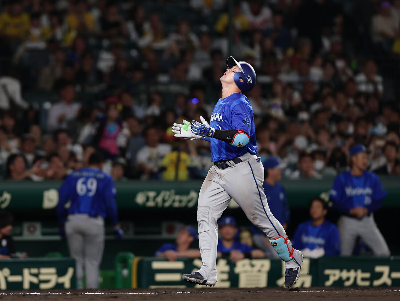 阪神対DeNA 8回表DeNA無死、左越え本塁打を放ち、空を見上げる牧秀悟（撮影・前田充）