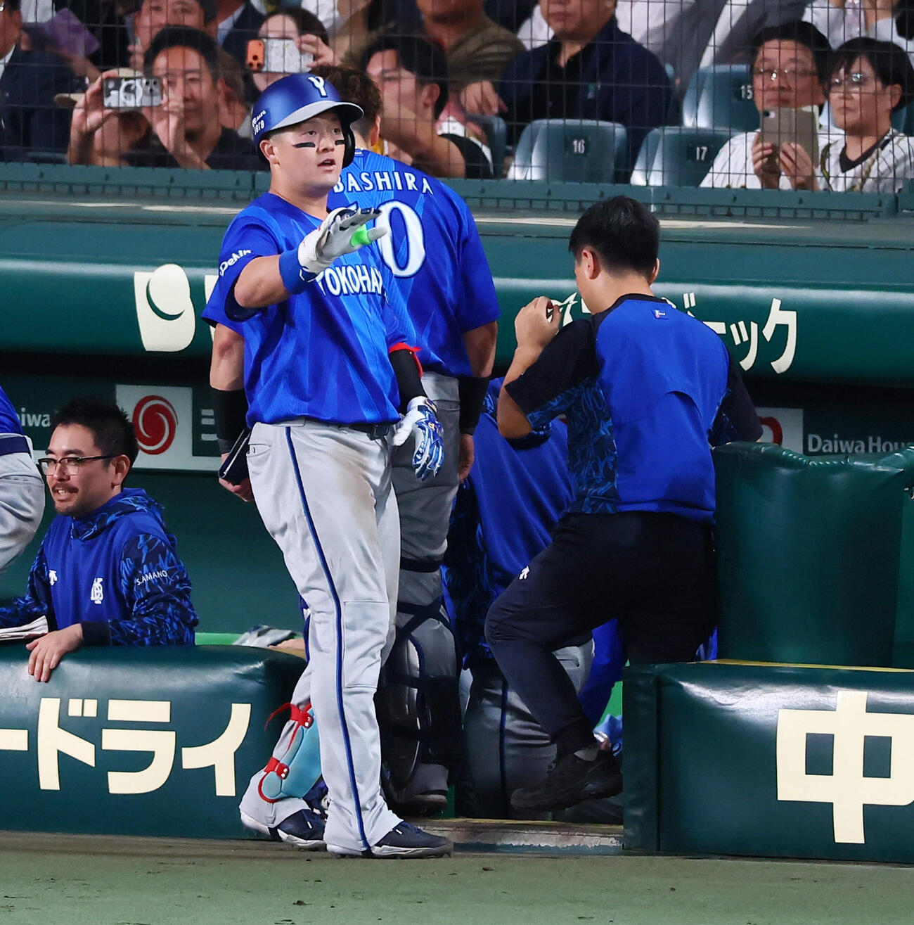 阪神対DeNA 8回表DeNA無死、牧秀悟は左越えソロ本塁打を放ちベンチ前でデスターシャのポーズを決める（撮影・加藤哉）