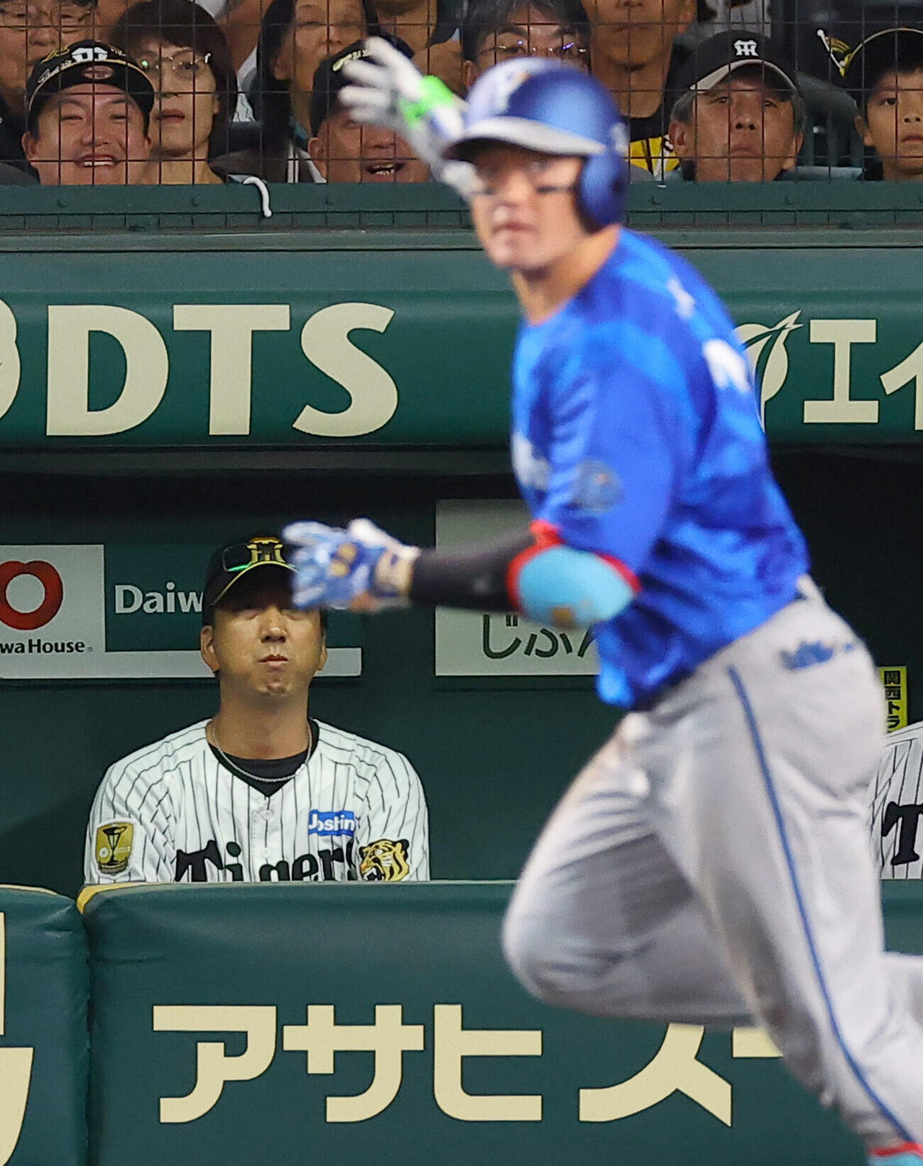 阪神対DeNA 8回表DeNA無死、藤川球児監督（左）は牧秀悟に本塁打を浴びる（撮影・上田博志）