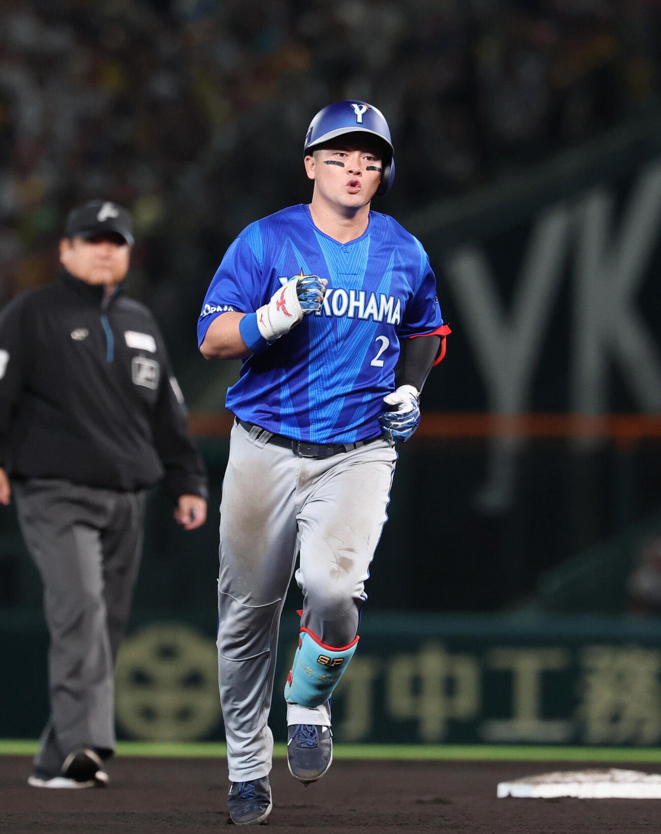 阪神対DeNA 8回表DeNA無死、本塁打を放つ牧秀悟（撮影・増田悦実）