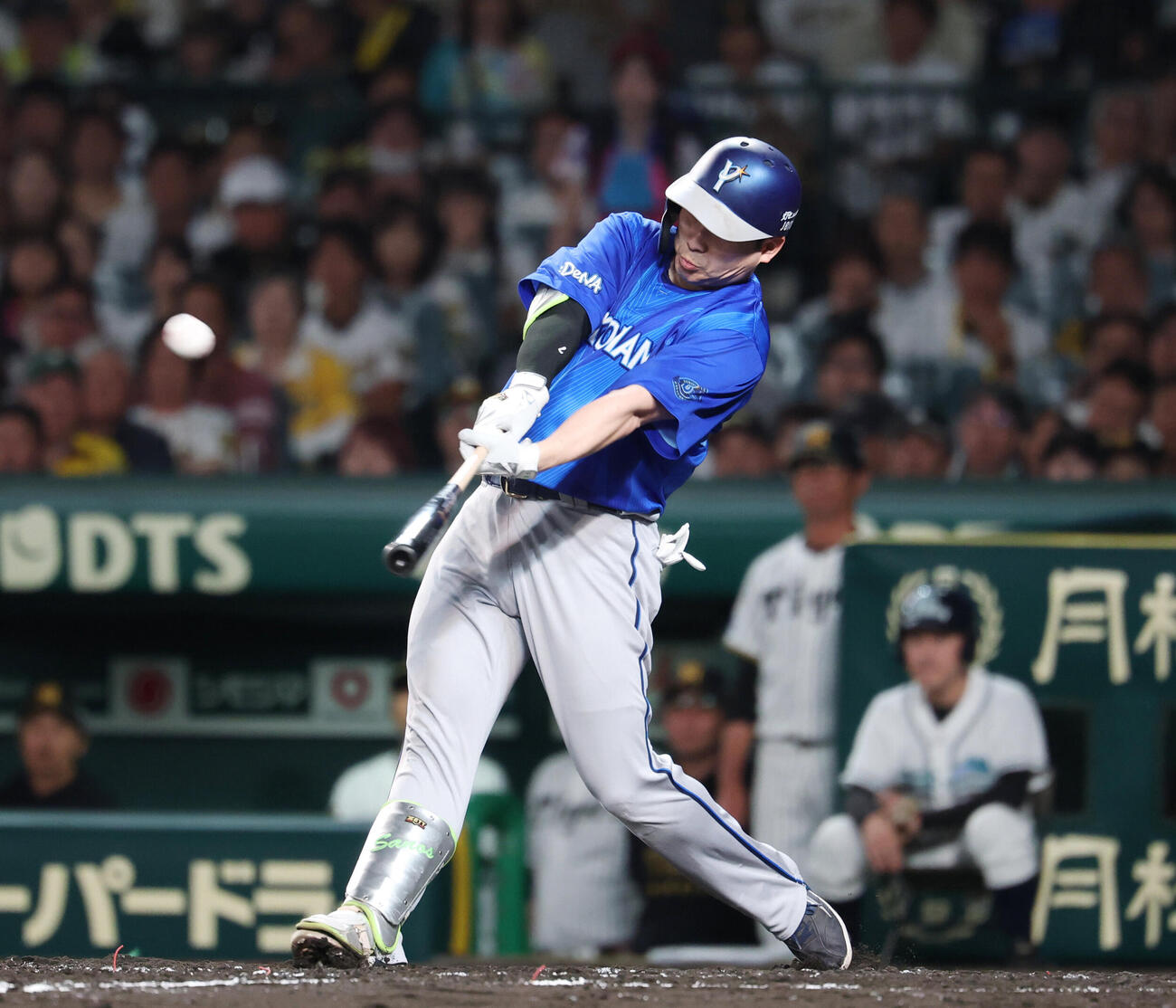 阪神対DeNA 3回表DeNA1死二、三塁、3点本塁打を放つ佐野恵太（撮影・増田悦実）