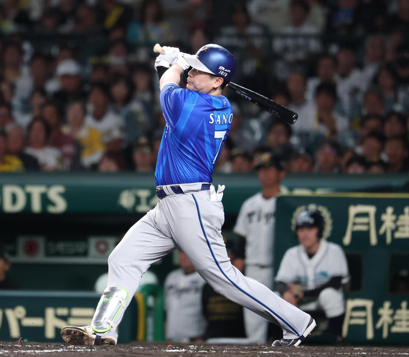 阪神対DeNA 3回表DeNA1死二、三塁、3点本塁打を放つ佐野恵太（撮影・増田悦実）