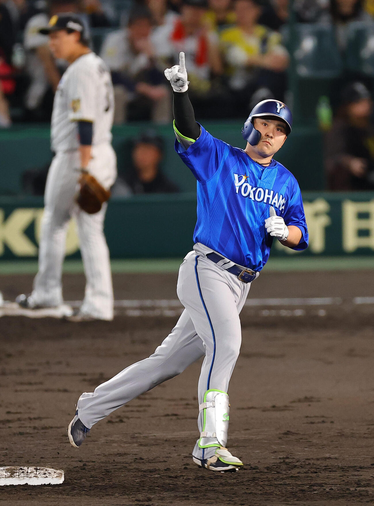 阪神対DeNA 3回表DeNA1死二、三塁、佐野恵太は先制3点本塁打を放つ（撮影・上田博志）