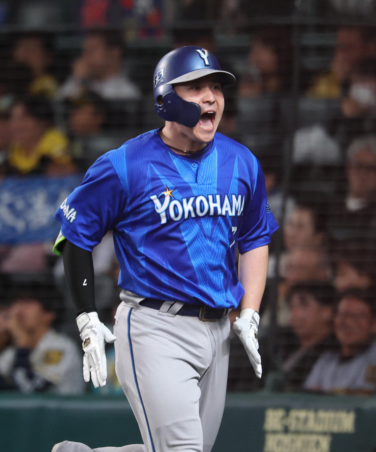 阪神対DeNA 3回表DeNA1死二、三塁、3点本塁打を放ち声を上げる佐野恵太（撮影・増田悦実）