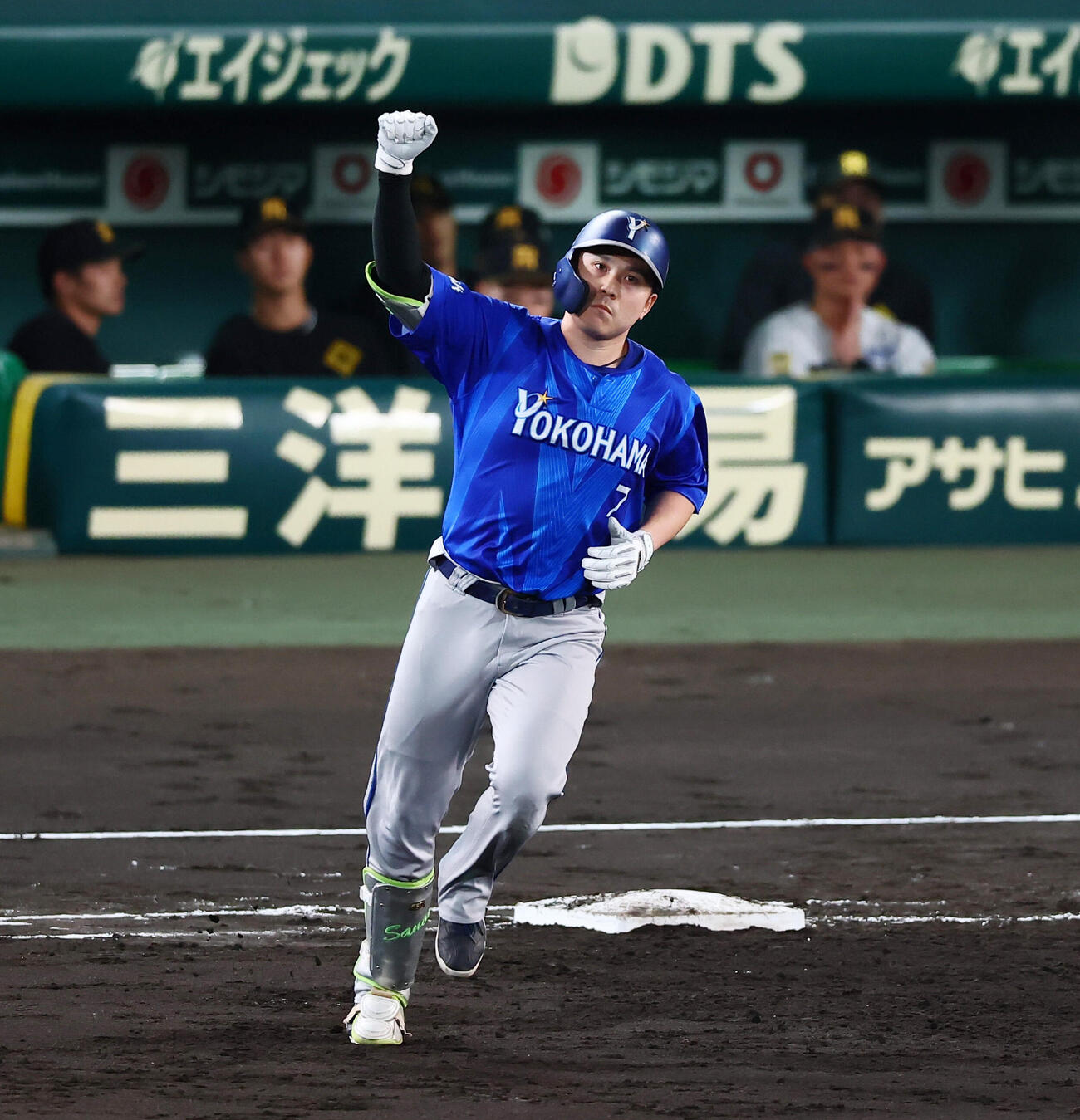 阪神対DeNA 3回表DeNA1死二、三塁、佐野恵太は中越え3点本塁打を放ちガッツポーズを見せダイヤモンドを1周する（撮影・加藤哉）