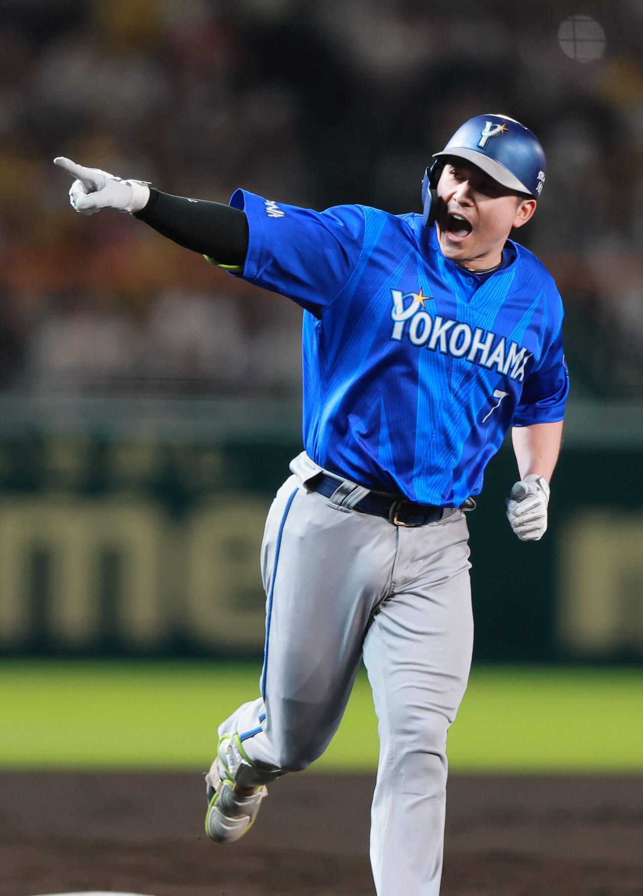 阪神対DeNA 3回表DeNA1死二、三塁、佐野恵太は3点本塁打を放ちポーズを決める（撮影・上山淳一）