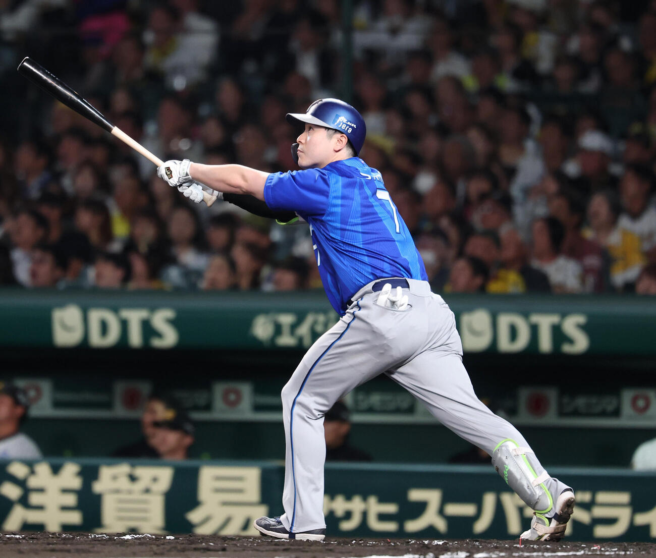 阪神対DeNA 3回表DeNA1死二、三塁、3点本塁打を放つ佐野恵太（撮影・増田悦実）