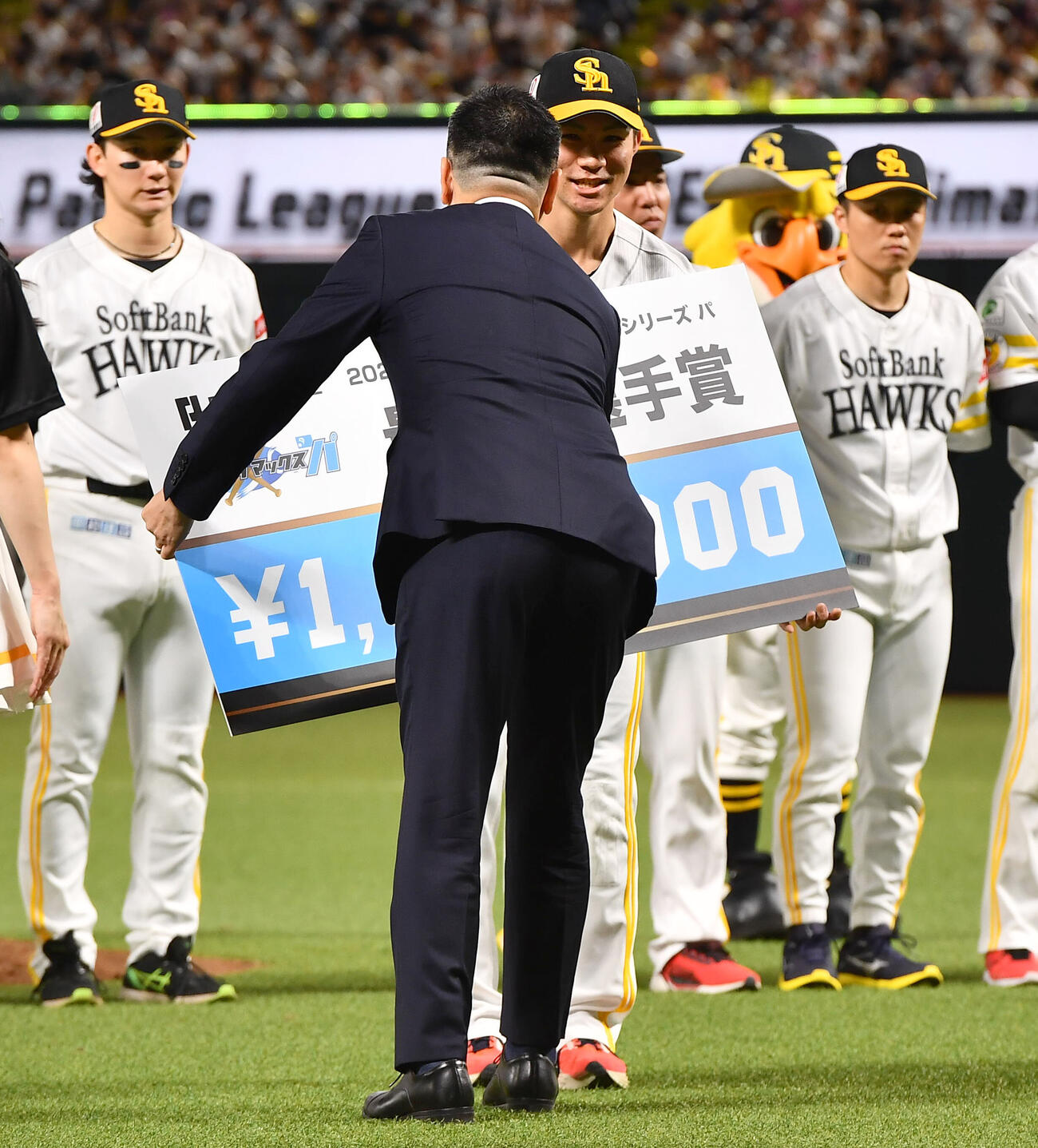パ・クライマックスシリーズ最優秀選手賞を受賞したソフトバンク庄子雄大（撮影・岩下翔太）