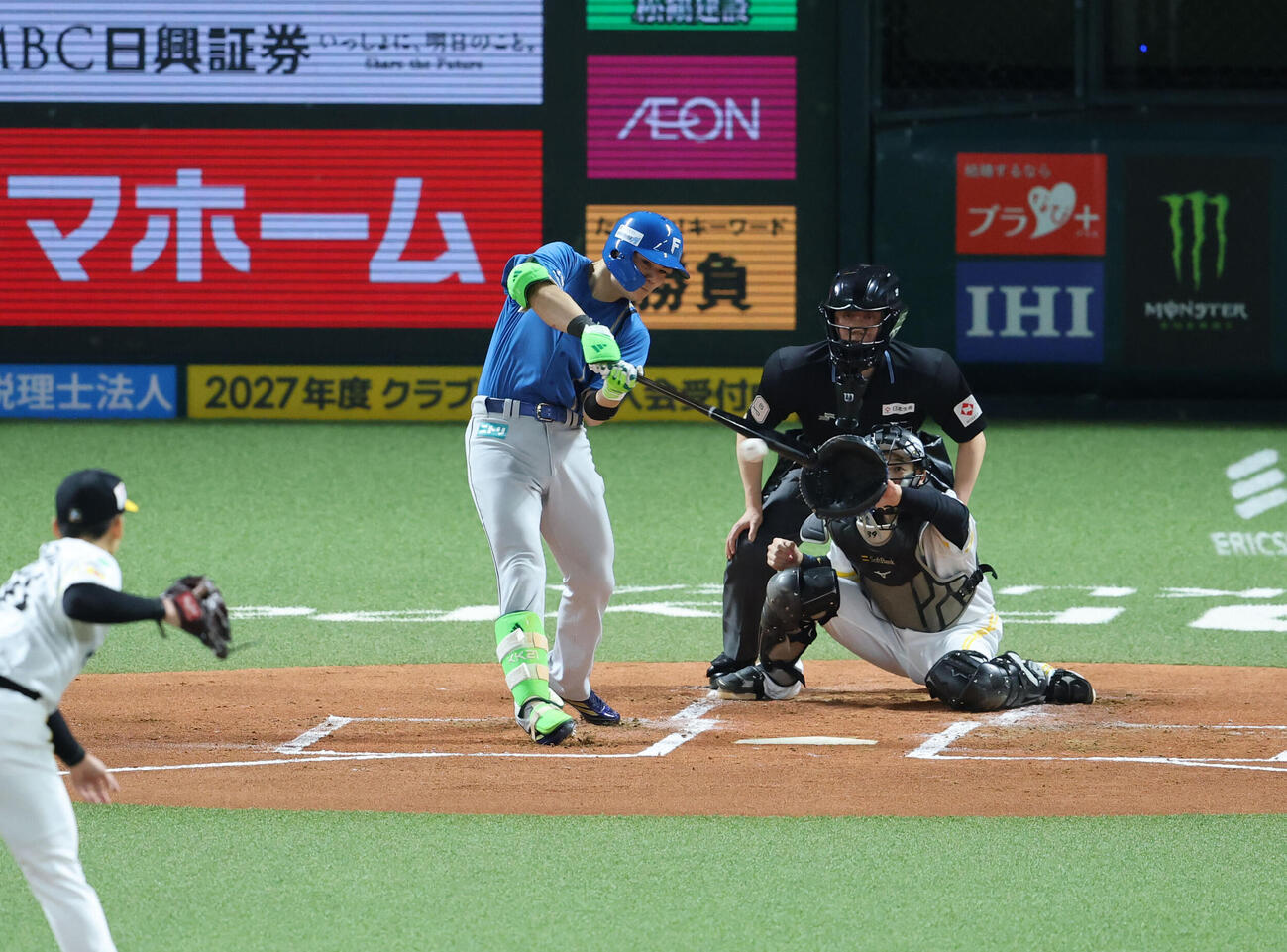 ソフトバンク対日本ハム1回表日本ハム2死一、二塁、清宮幸太郎は右前に先制適時打を放つ（撮影・梅根麻紀）