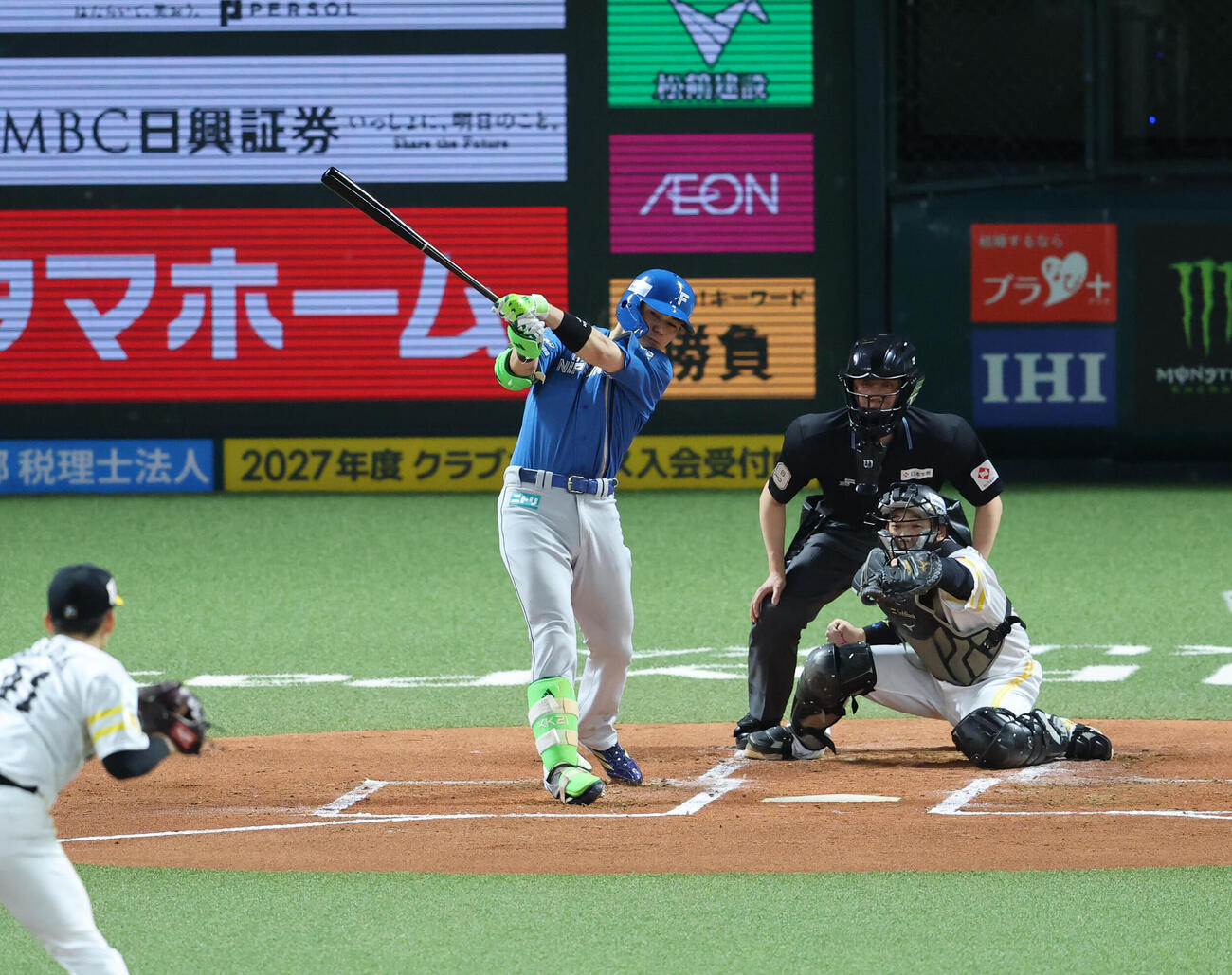 ソフトバンク対日本ハム1回表日本ハム2死一、二塁、清宮幸太郎は右前に先制適時打を放つ（撮影・梅根麻紀）