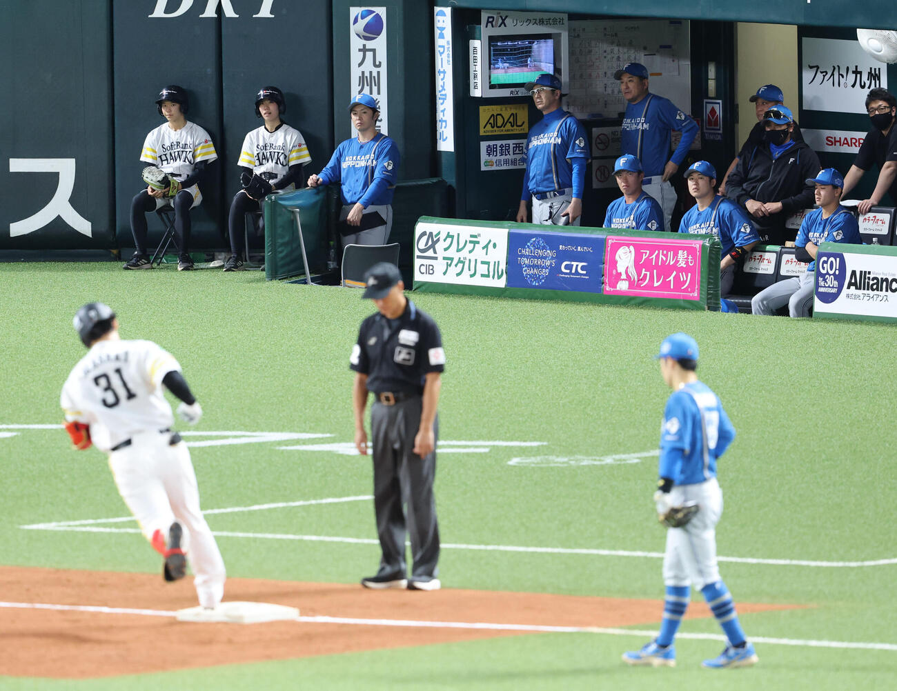 ソフトバンク対日本ハム　5回裏ソフトバンクク1死二塁、正木智也は左中間に逆転となる2点本塁打を放つ、ベンチで静観する日本ハム新庄剛志監督（撮影・梅根麻紀）
