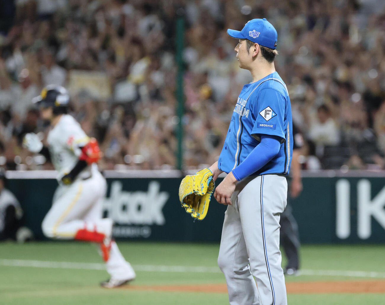 ソフトバンク対日本ハム　5回裏ソフトバンク1死二塁、正木智也に逆転の左中間越え2点本塁打を浴びた加藤貴之（撮影・加藤孝規）