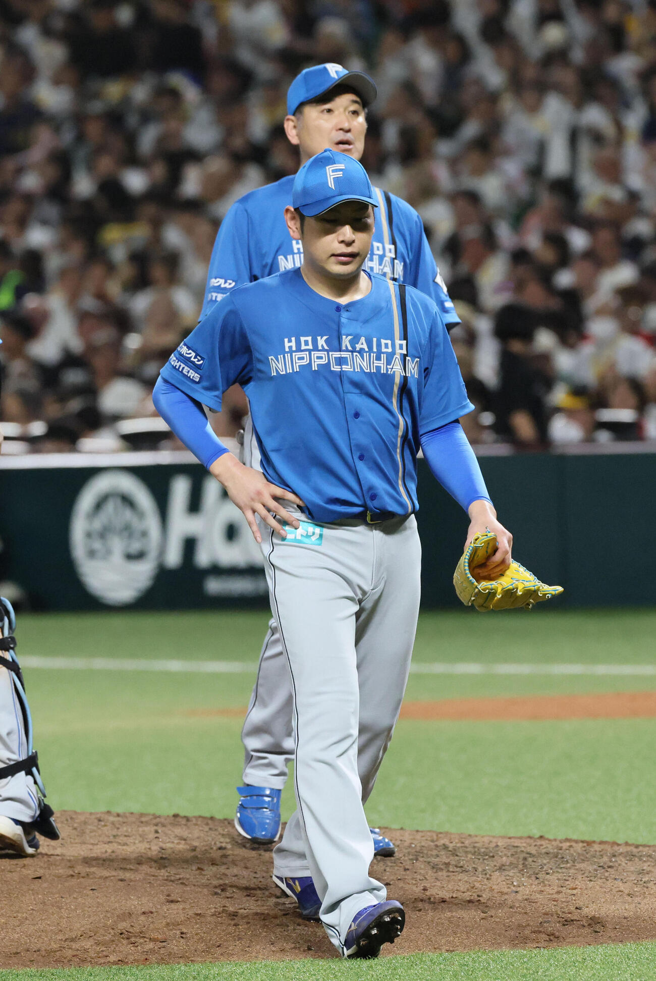 ソフトバンク対日本ハム　5回裏ソフトバンク無死、降板する加藤貴之（撮影・加藤孝規）
