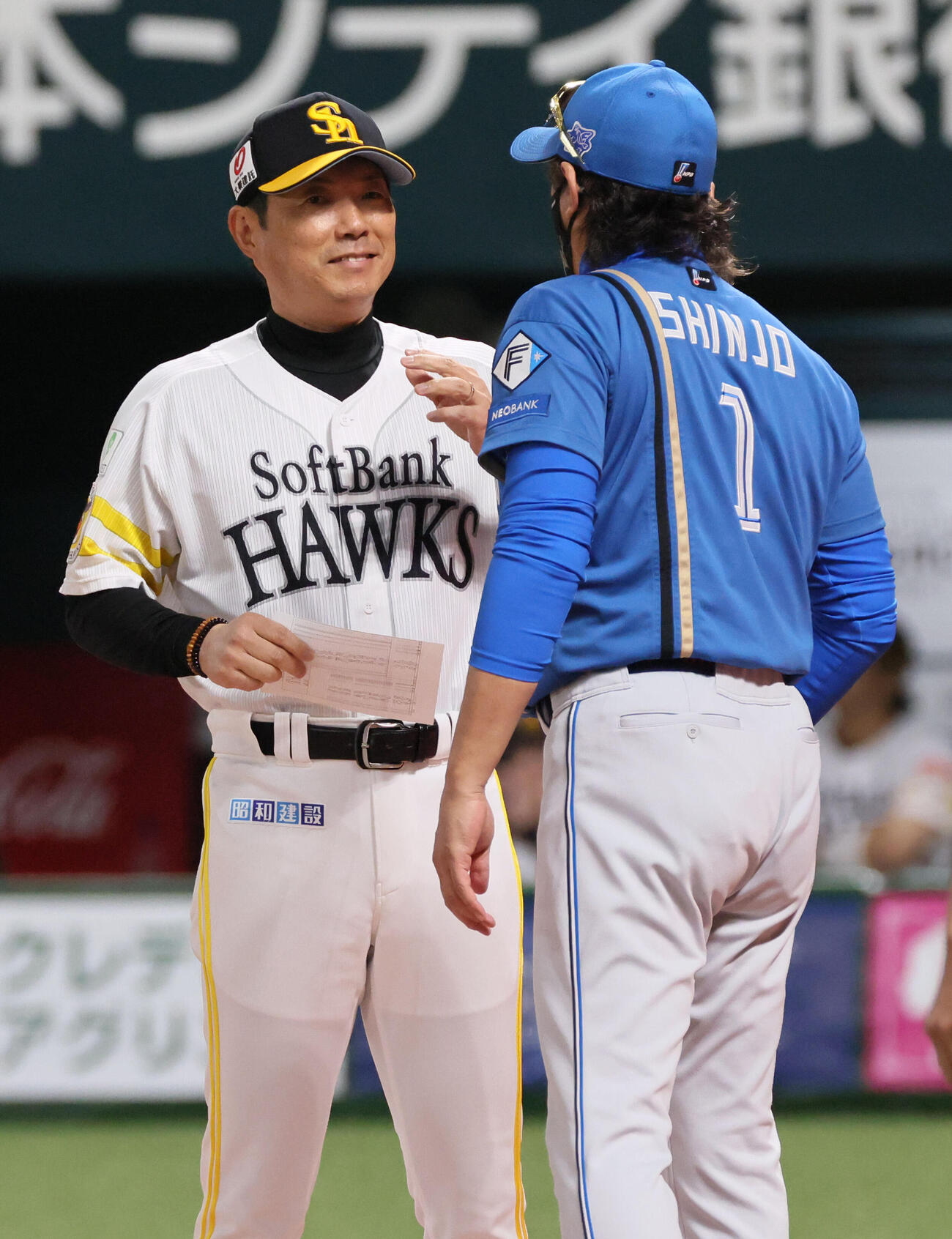 メンバー表交換するソフトバンク小久保裕紀監督と日本ハム新庄剛志監督（撮影・加藤孝規）