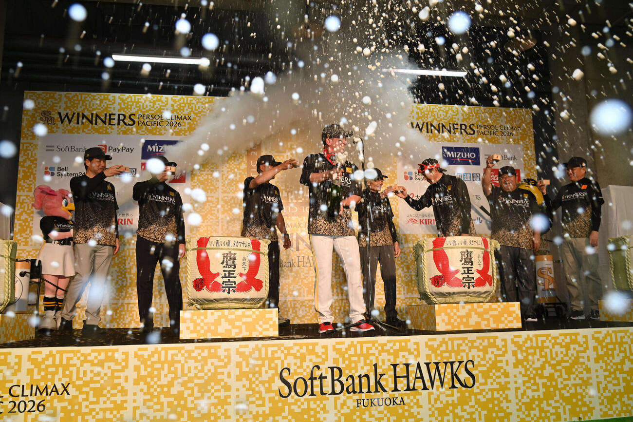 ソフトバンク対日本ハム　祝勝会で先陣を切る栗原陵矢（中央）（撮影・林敢治）