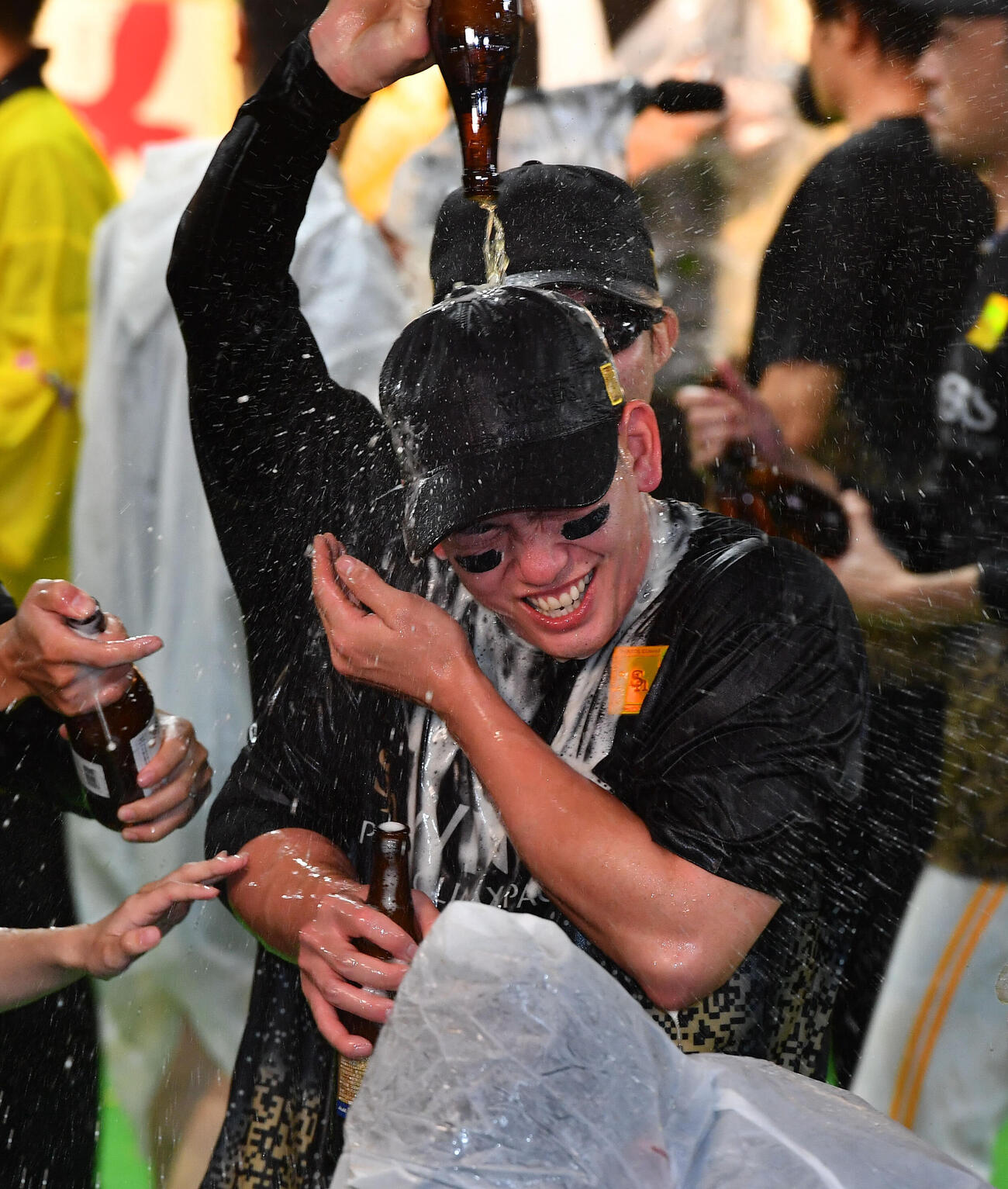 祝勝会で庄子雄大（奥）からビールをかけられるソフトバンク栗原陵矢（撮影・岩下翔太）