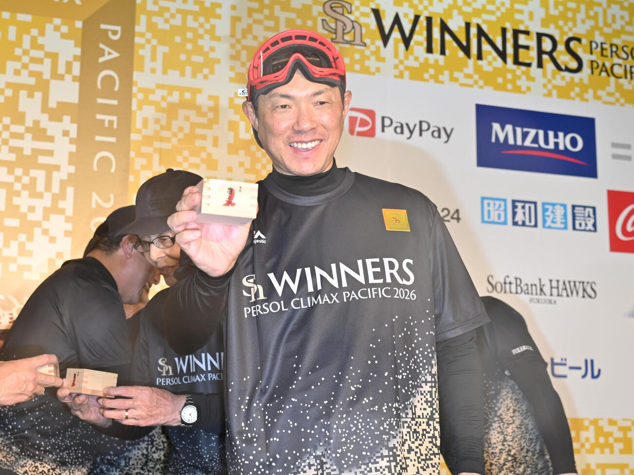 ソフトバンク対日本ハム　祝勝会で笑顔を見せる小久保裕紀監督（撮影・林敢治）