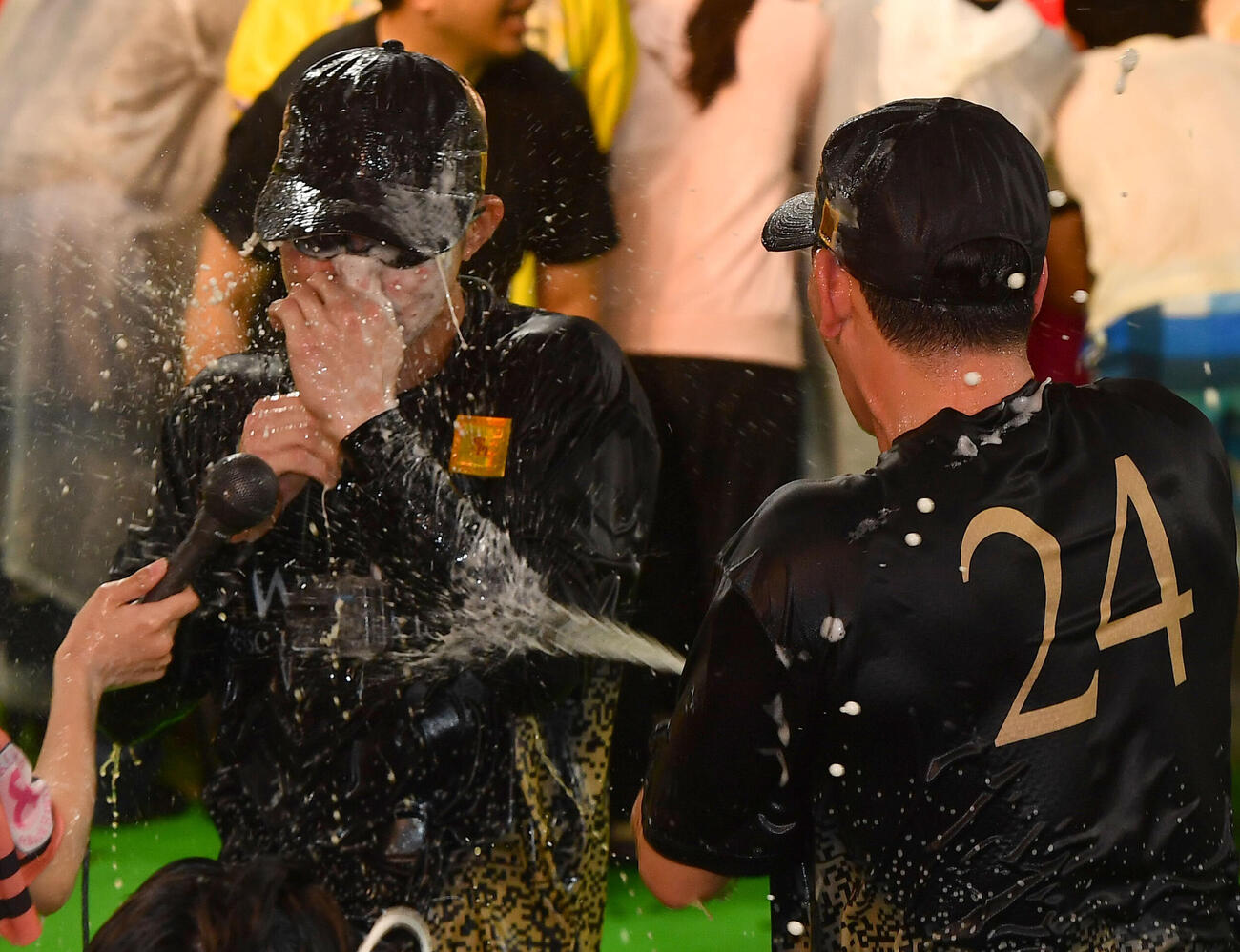 祝勝会で栗原陵矢（右）からビールをかけられるソフトバンク庄子雄大（撮影・岩下翔太）