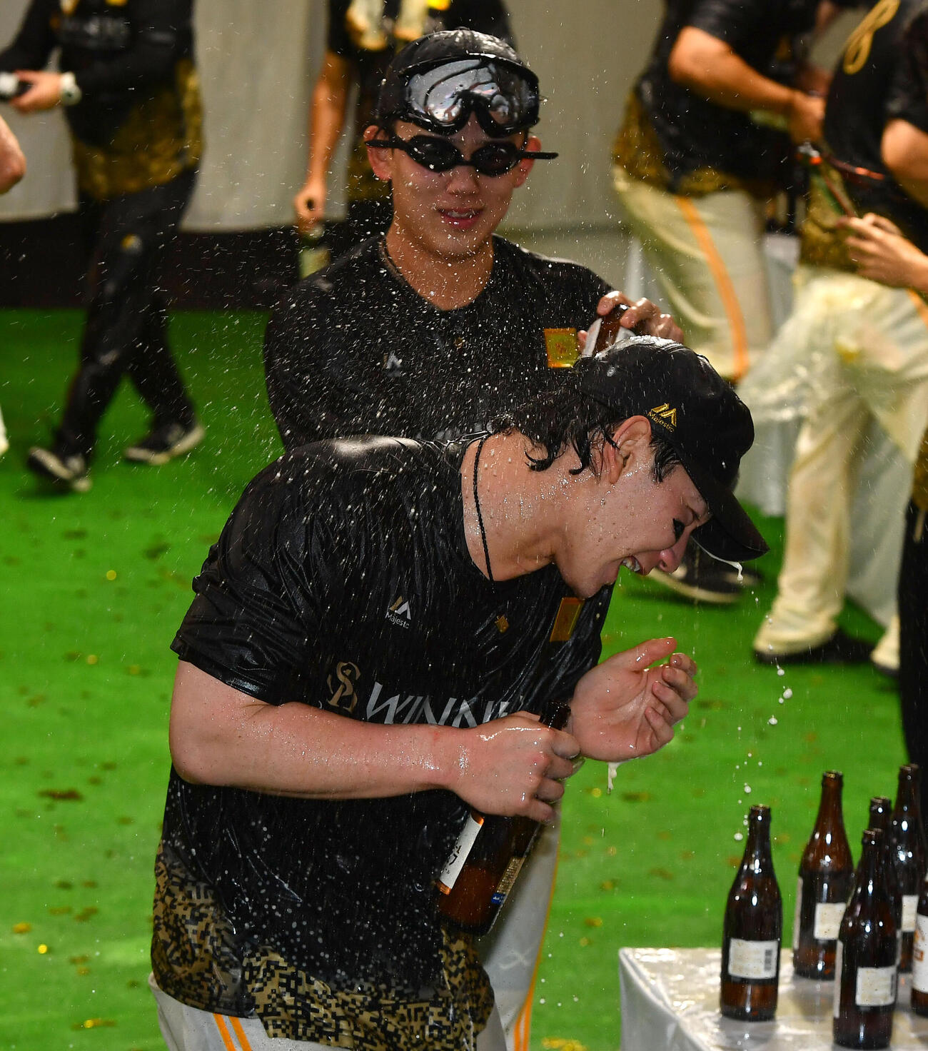 祝勝会で小林樹斗（奥）からビールをかけられるソフトバンク正木智也（撮影・岩下翔太）