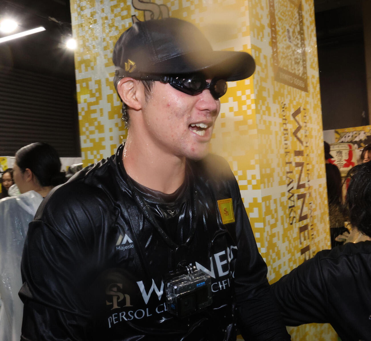 祝勝会で勝利の美酒を浴びるソフトバンク庄子雄大