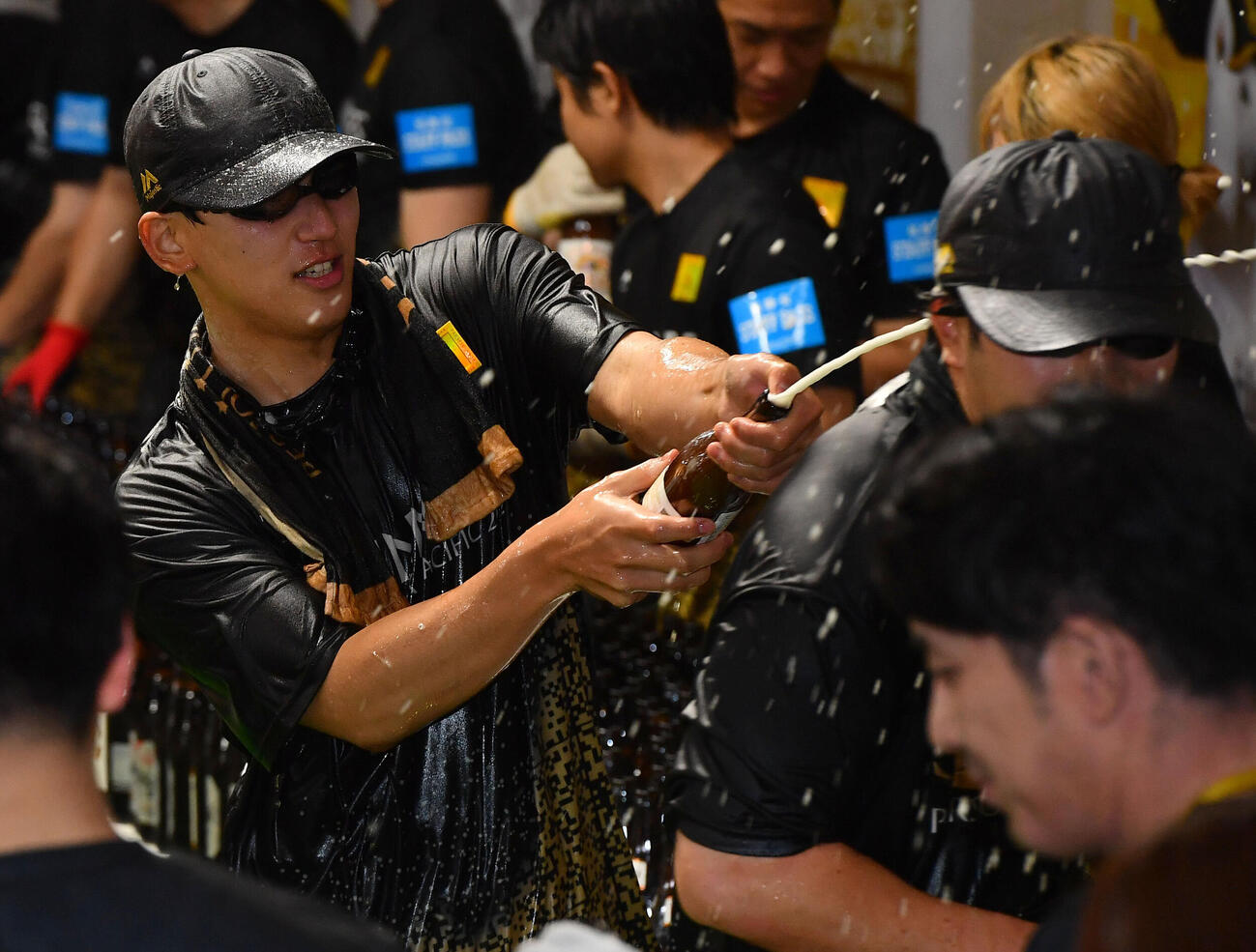 祝勝会で広瀬隆太（右）にビールをかけるソフトバンク前田悠伍（撮影・岩下翔太）