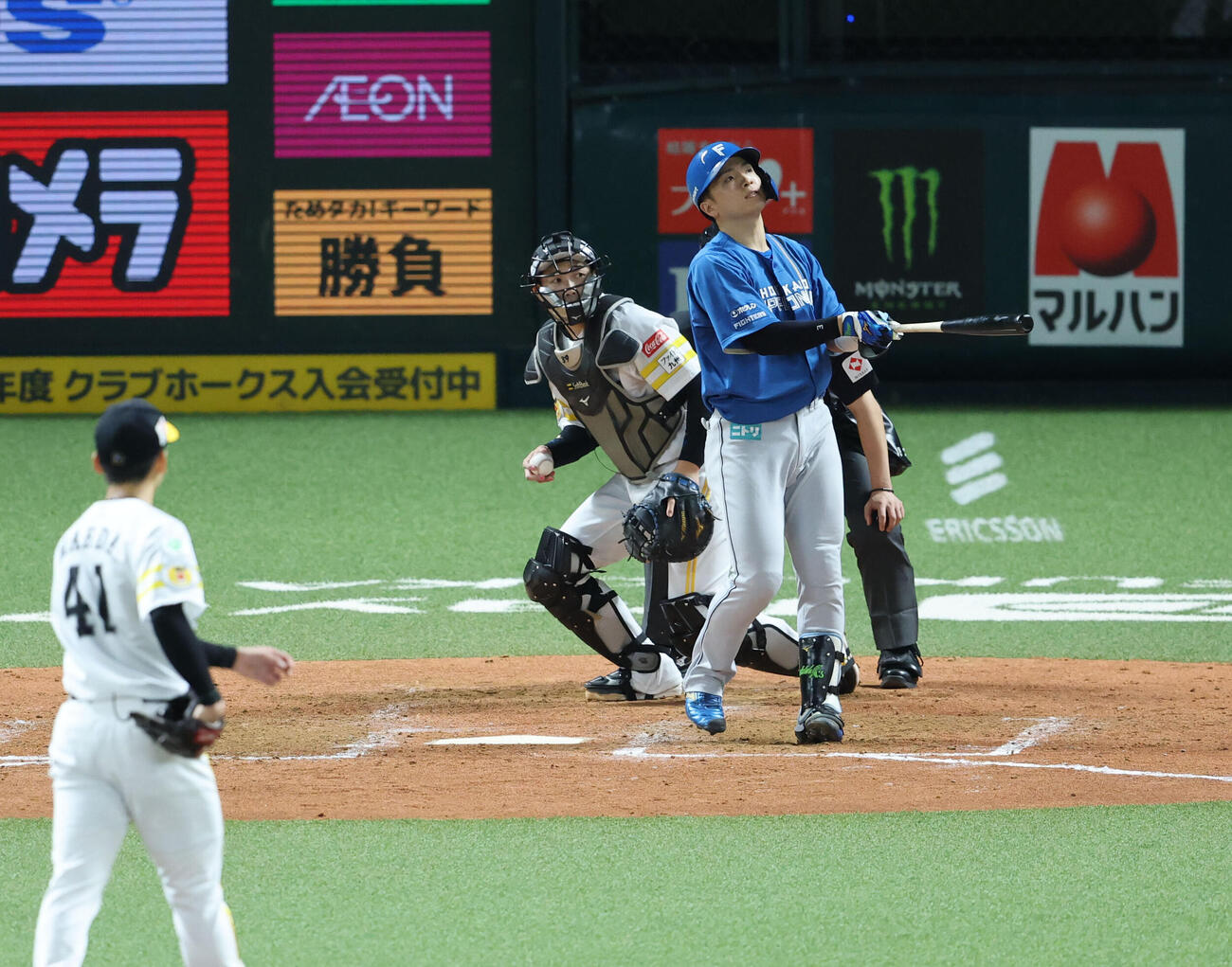 ソフトバンク対日本ハム　5回表日本ハム1死二、三塁、郡司裕也は空振りの三振（撮影・梅根麻紀）
